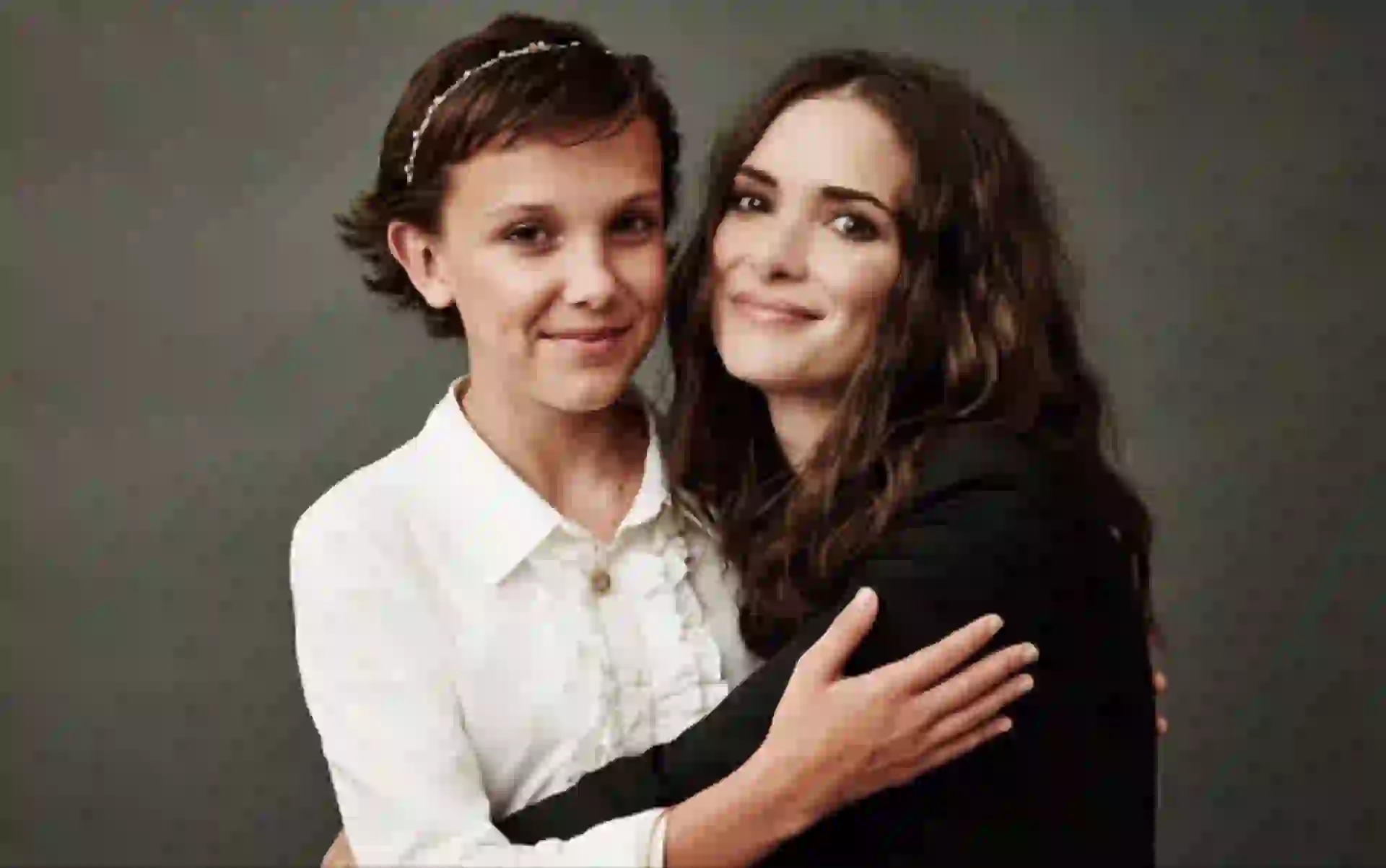 Junto a Winona Ryder, quien retomó la actuación de la mano de la exitosa serie de Netflix. Según Brown, “Es un modelo a seguir”.