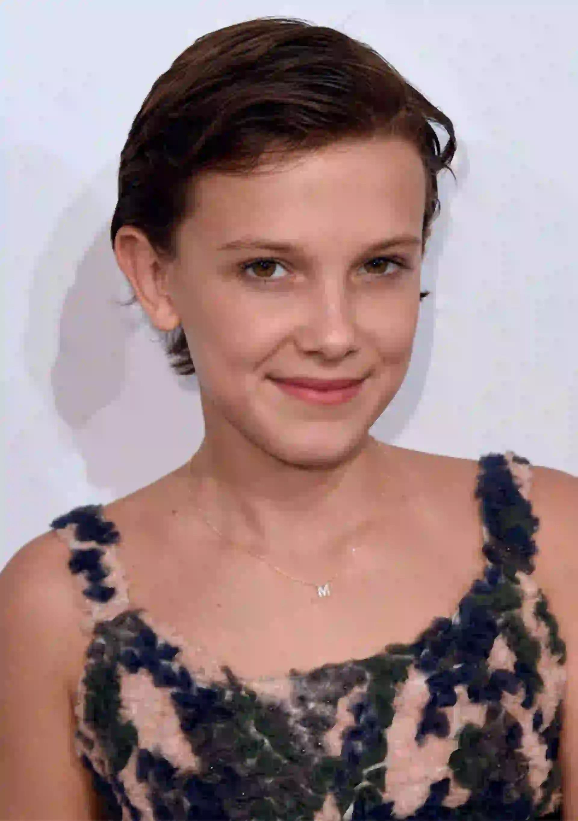 Millie Bobby Brown, la protagonista adolescente de Stranger Things, con el pelo cortito que la caracterizó la primera temporada.