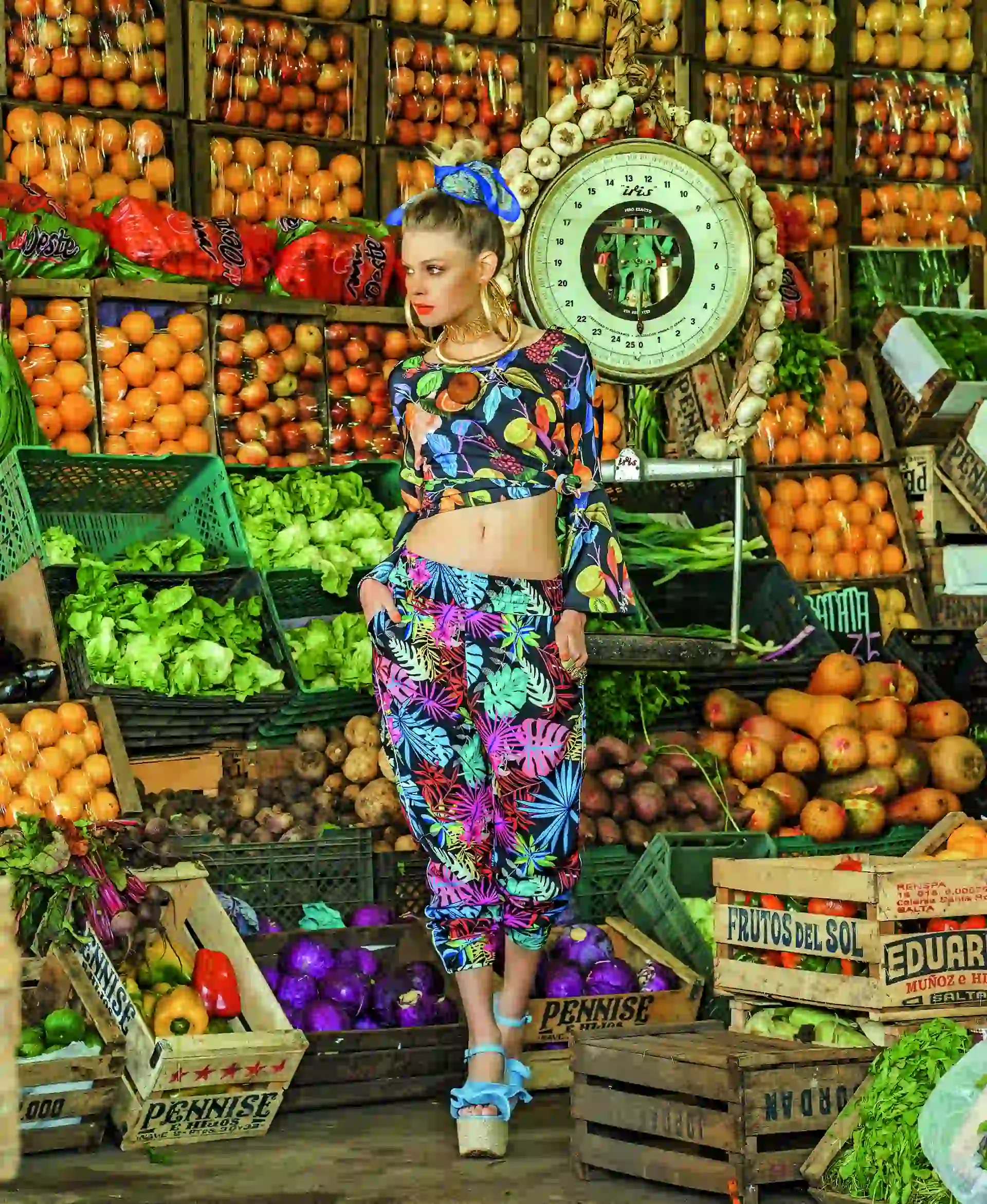 Blusa con estampa de frutas y pájaro ($ 1.390, Las Pepas), pantalón con estampa de hojas ($ 2.400, Melocotón) y collar con dije de madera (Mai Cassal).