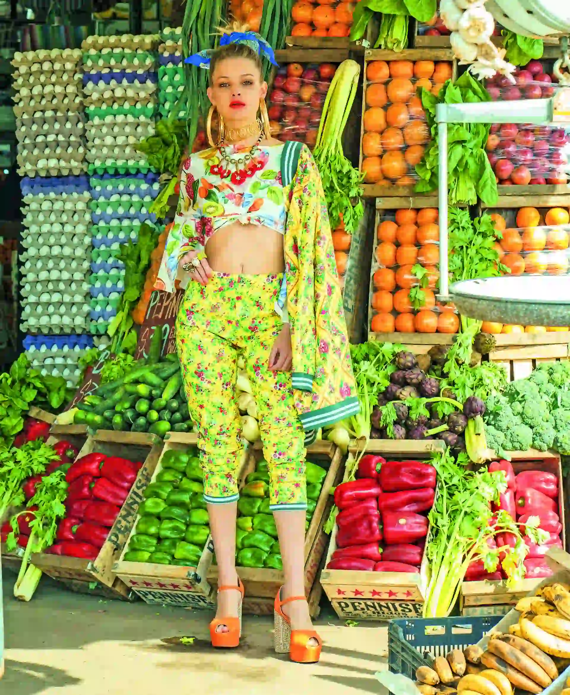 haqueta y pantalón estampado (Vevû), blusa de gasa estampada ($ 1.390, Las Pepas) y sandalias de gamuza y tacos con tachas ($ 4.990, Sofi Martiré).