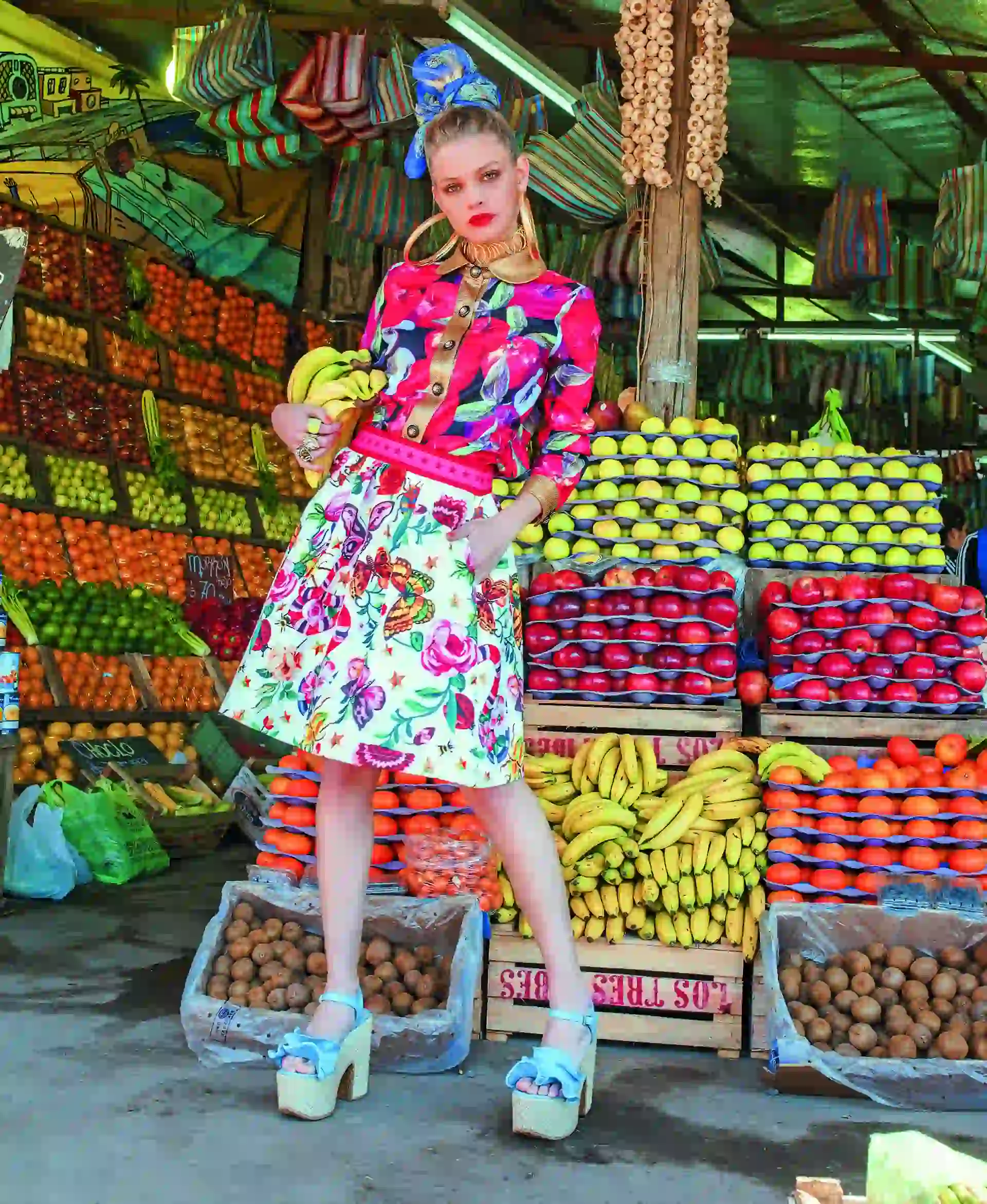 Camisa con estampa de manzanas y falda con estampa de flores ($ 3.890 y $ 4.890, Brava) y sandalias de gamuza con volados ($ 4.110, The Bag Belt).