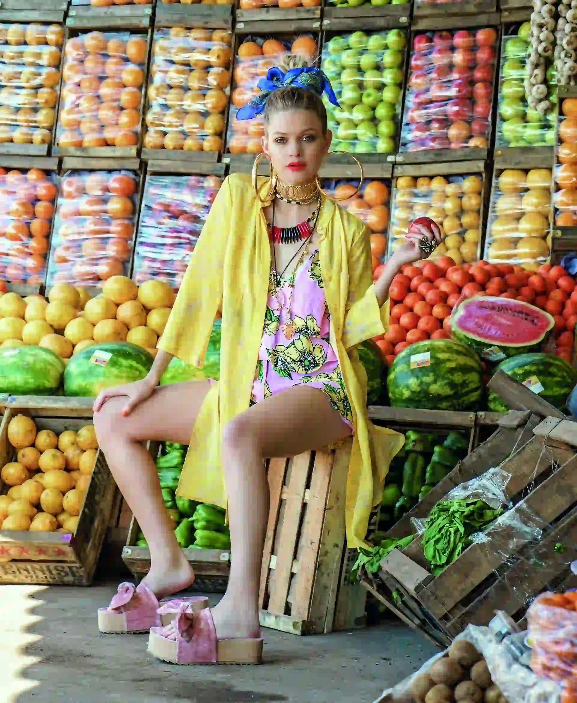 Camisa larga estampada ($ 5.250, Jazmín Chebar), top y short con estampa de flores ($ 490 y $ 850, Basilotta) y zapatos de velvet ($ 1.800, Viamo).