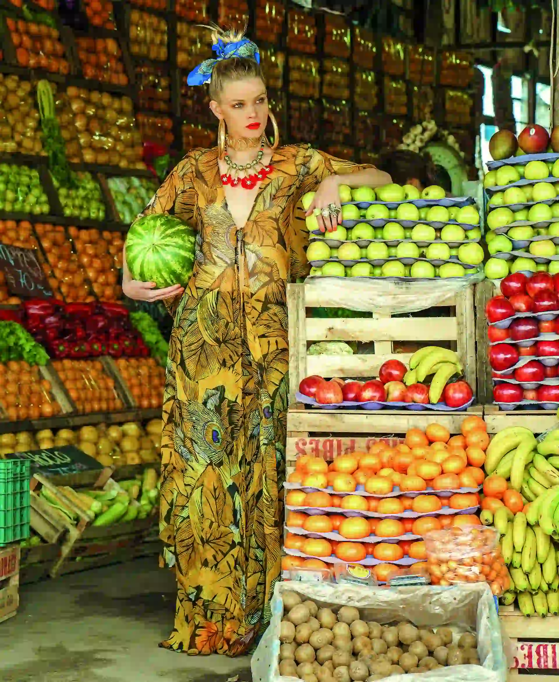  Kimono y pantalón de seda con estampa de hojas ($ 5.200 y $ 4.540, Mónica Socolovsky para Sathya) y collar con dijes de flores ($ 1.250, Los Vados del Isen).