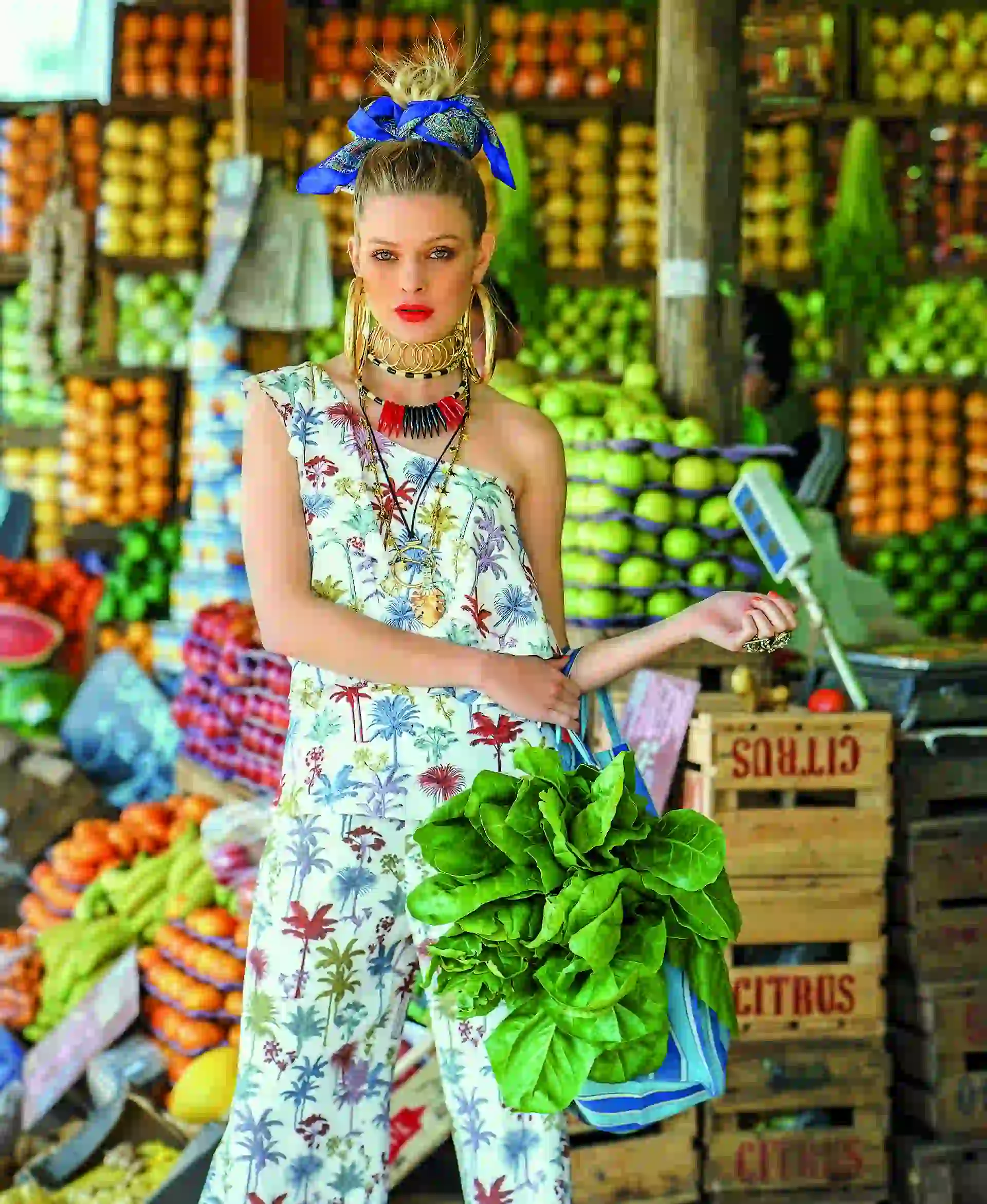 Top con volados y pantalón pijama con estampa de palmeras ($ 2.990 y $ 2.950, Carmela Achaval).