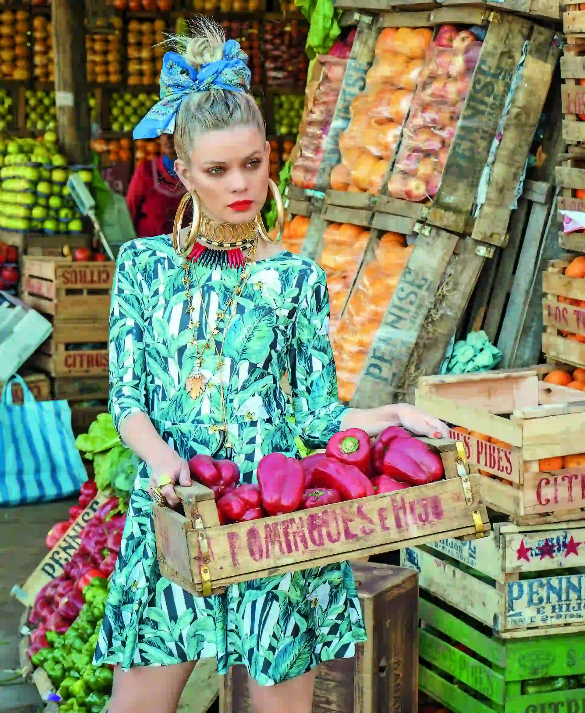 Vestido de Lycra con estampa de hojas ($ 3.250, Naíma), anillos con piedras y strass, aros grandes y choker (Mai Cassal) y collar de diferentes largos y cadenas (Los Vados del Isen).