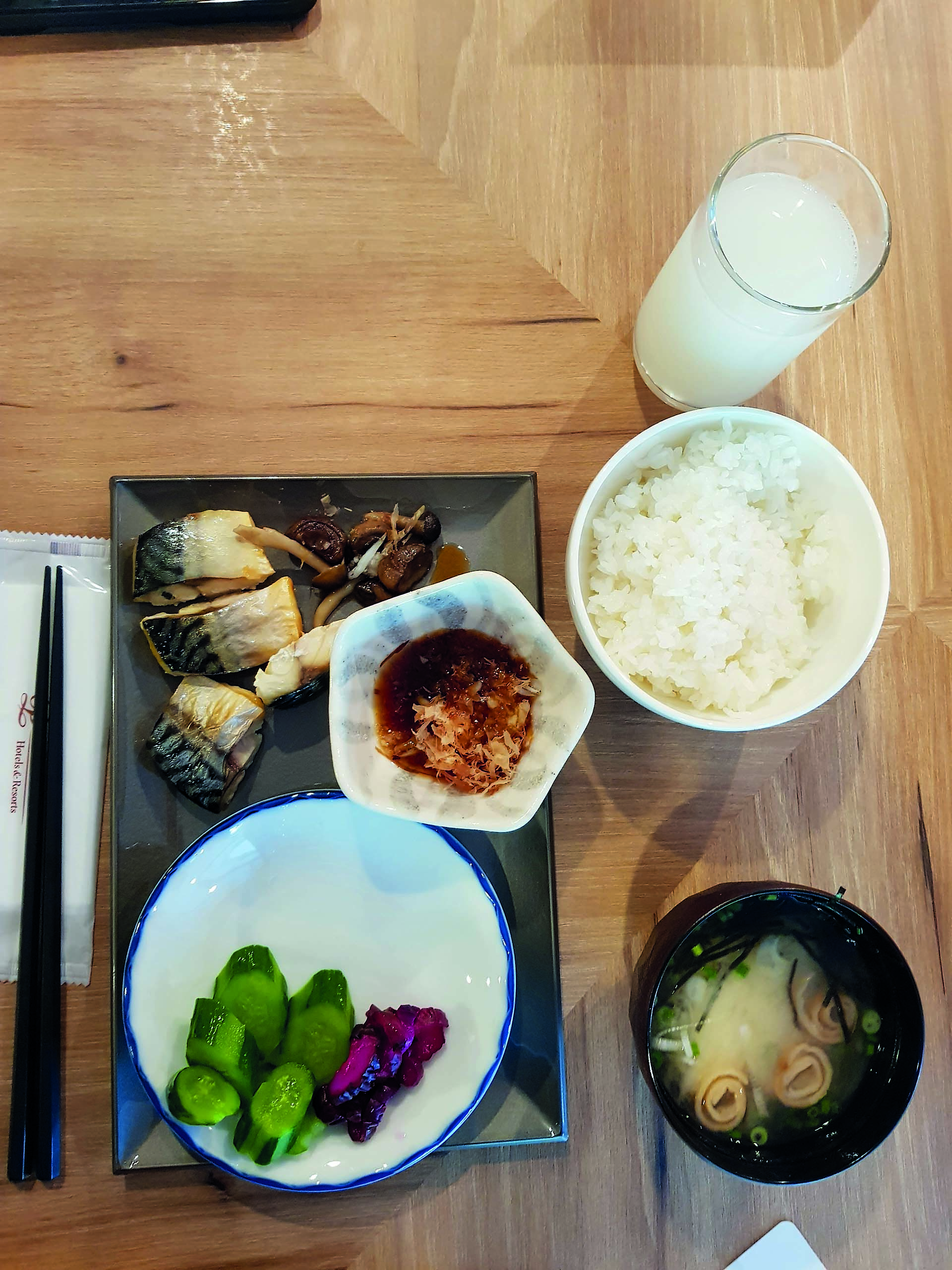 Desayuno tradicional, con sopa de miso, arroz y pescado
