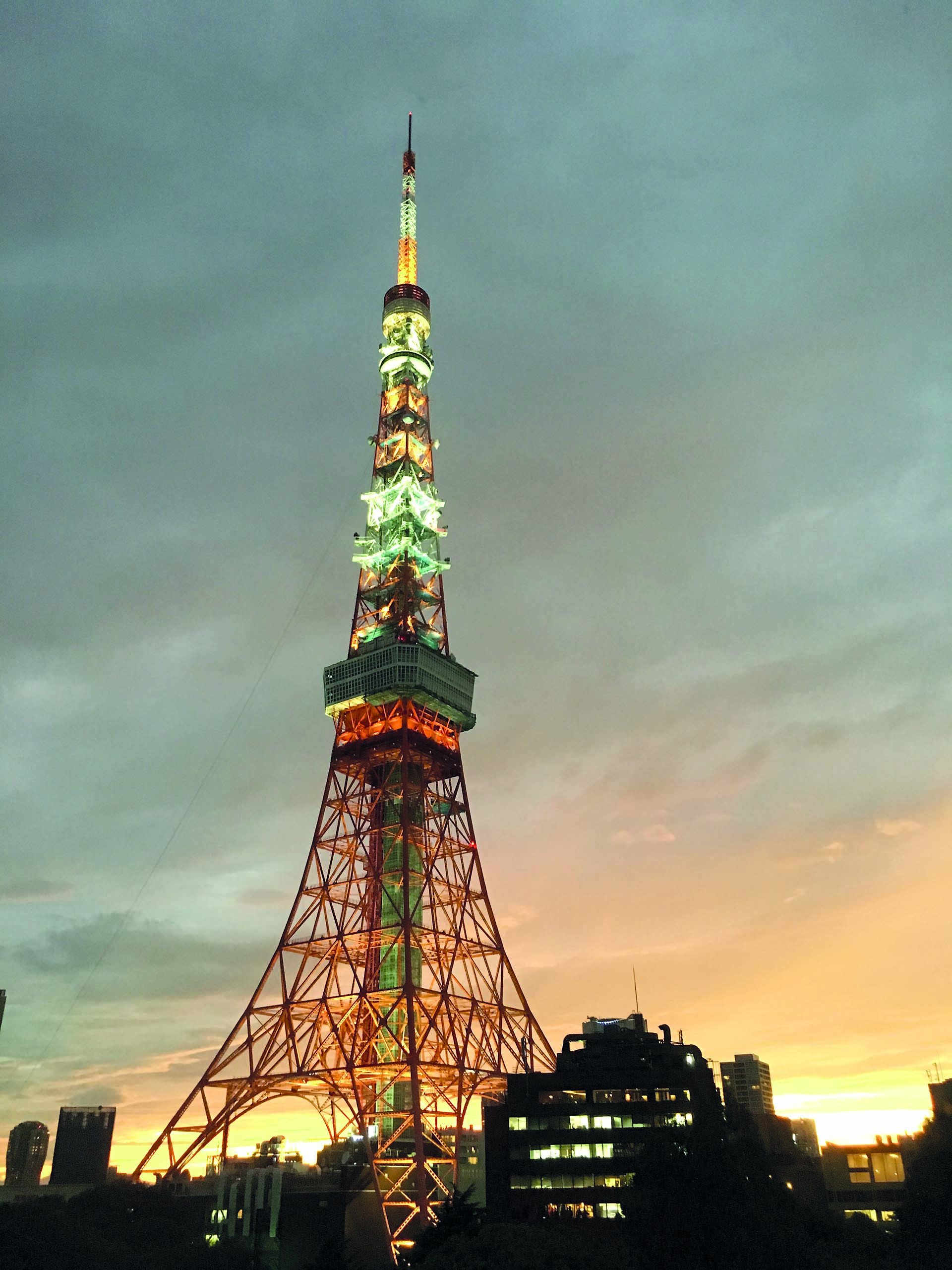 Tokyo Tower, simil la Torre Eiffel.