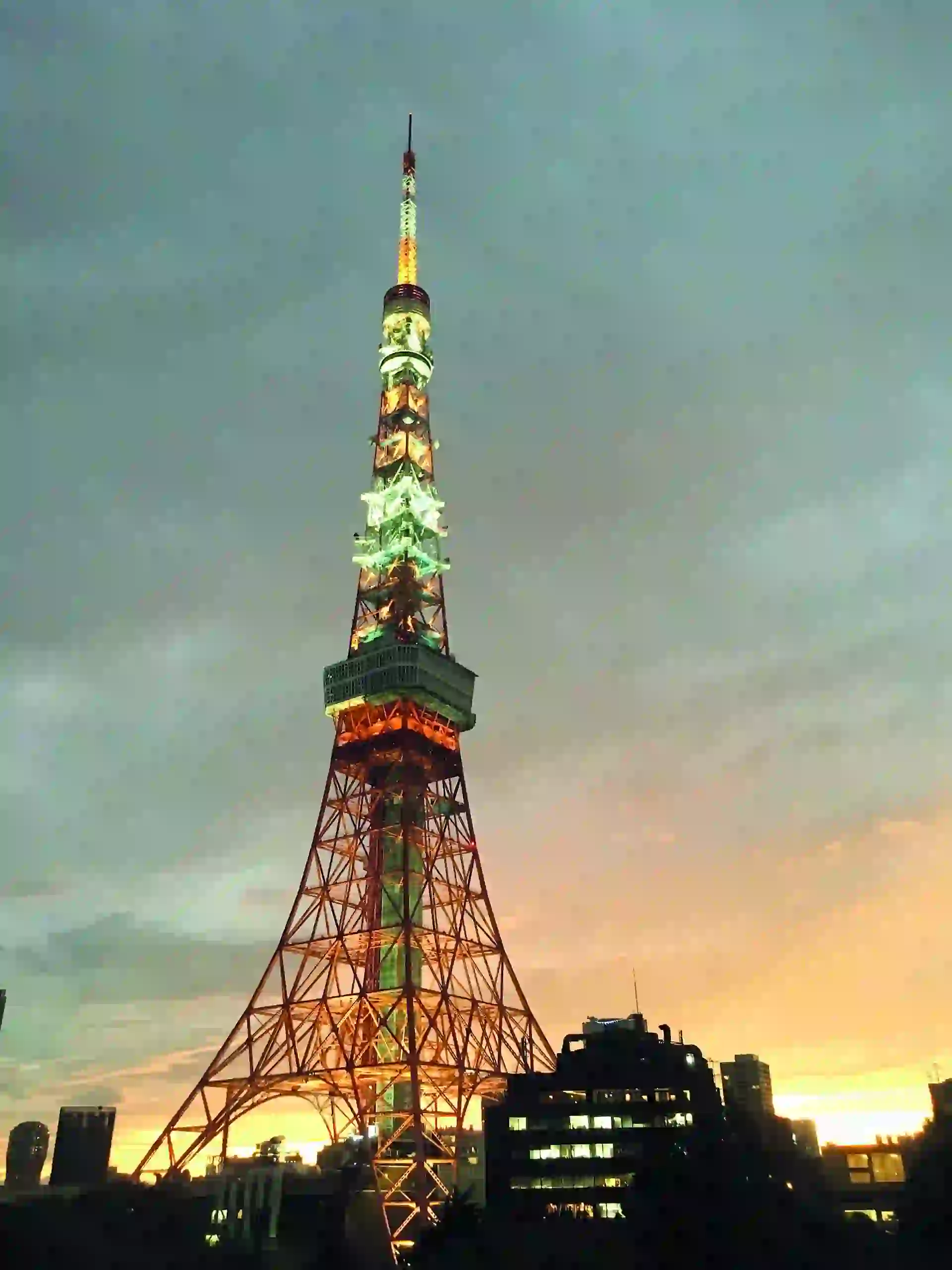 Tokyo Tower, simil la Torre Eiffel.
