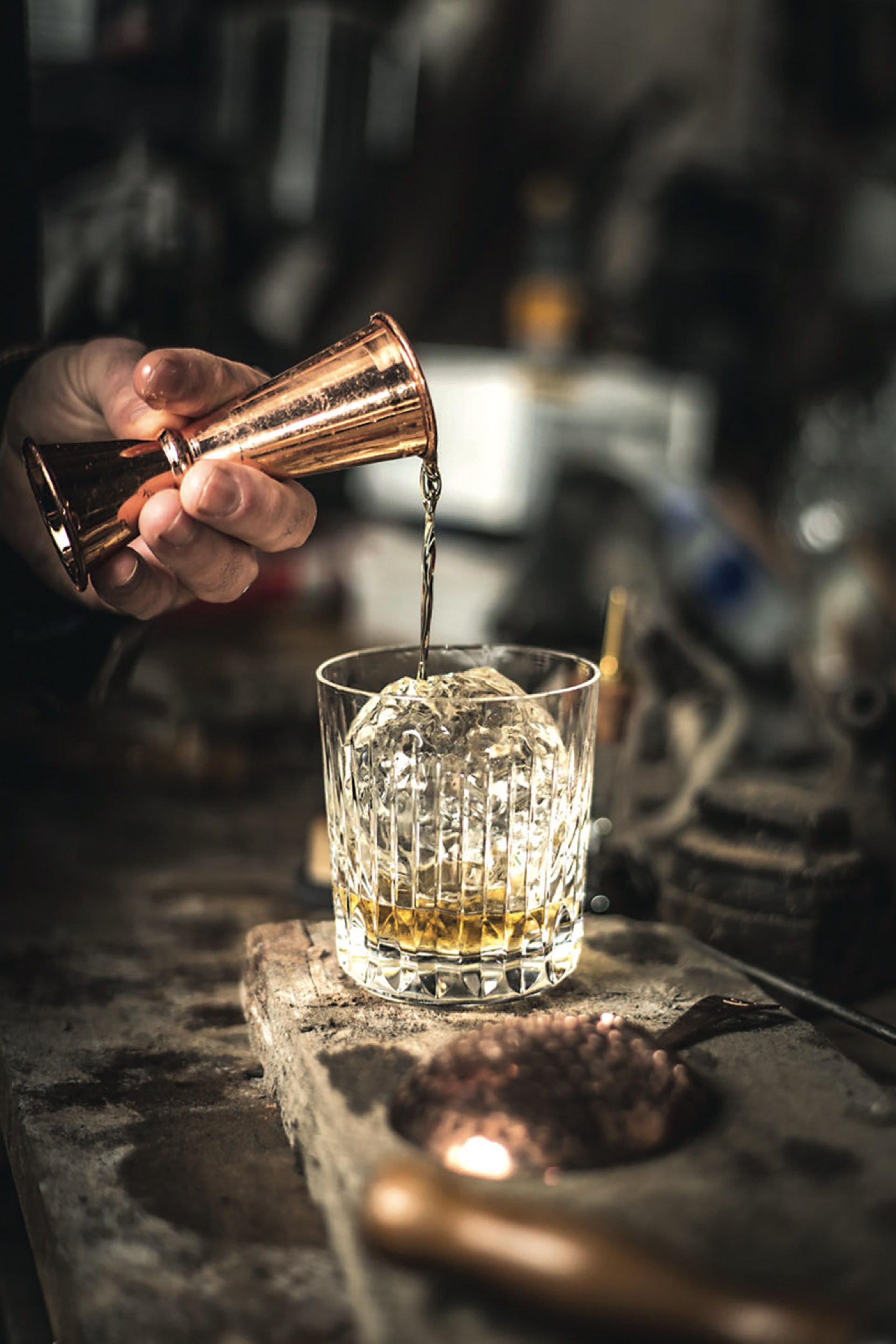 Una medida y la roca perfecta para degustar un whisky J. W.