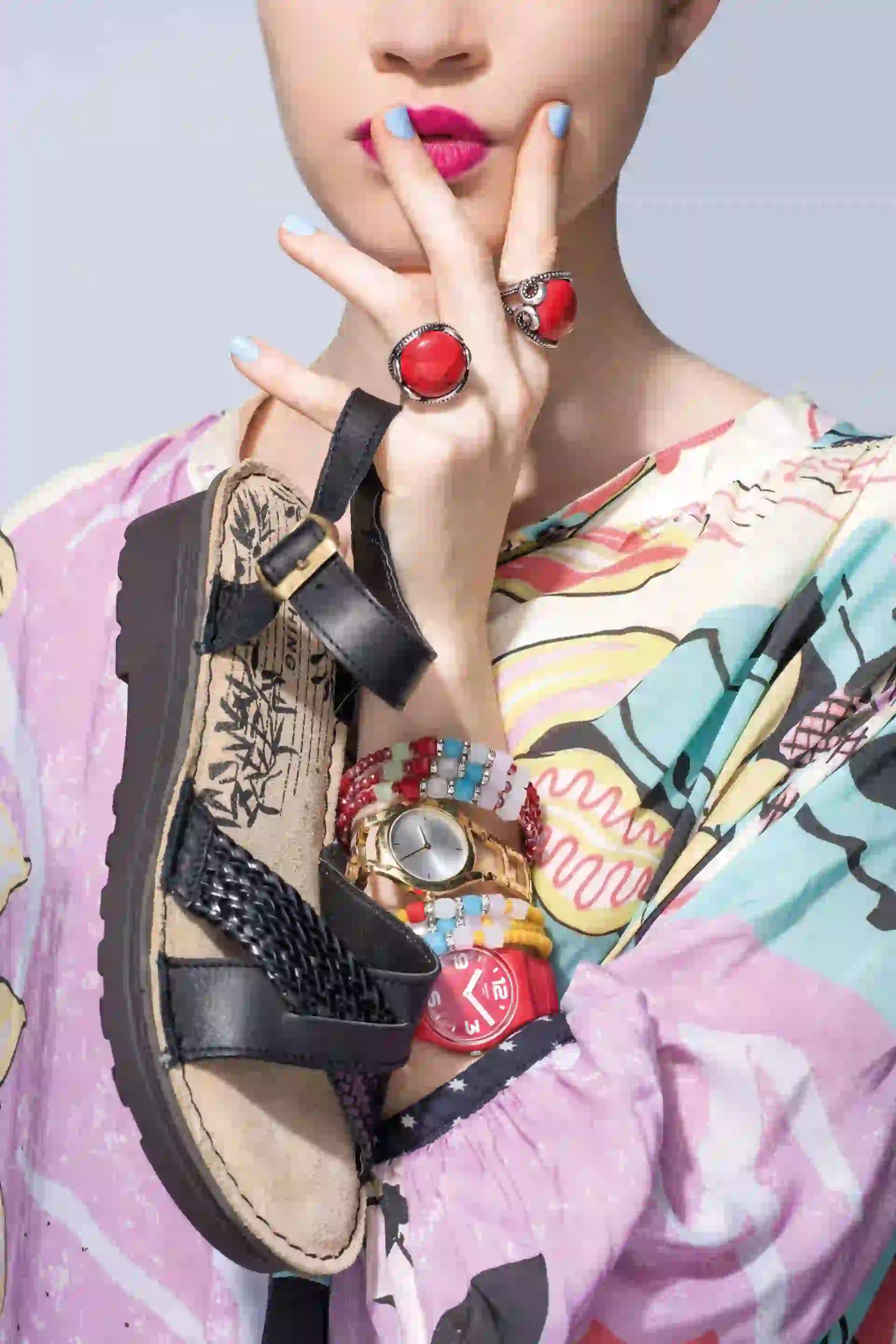 Sandalias con tiras de cuero ($ 1.900, Stitching), reloj con malla dorada ($ 8.495, Calvin Klein), reloj con malla de silicona ($ 1.995, Swatch), anillos con piedras y pulsera con elástico con mostacillas ($ 260 c/u y $ 240, India Style) y camisa estampada con manga amplia ($ 2.800, Kosiuko). Foto Maia Croizet/ Para Ti