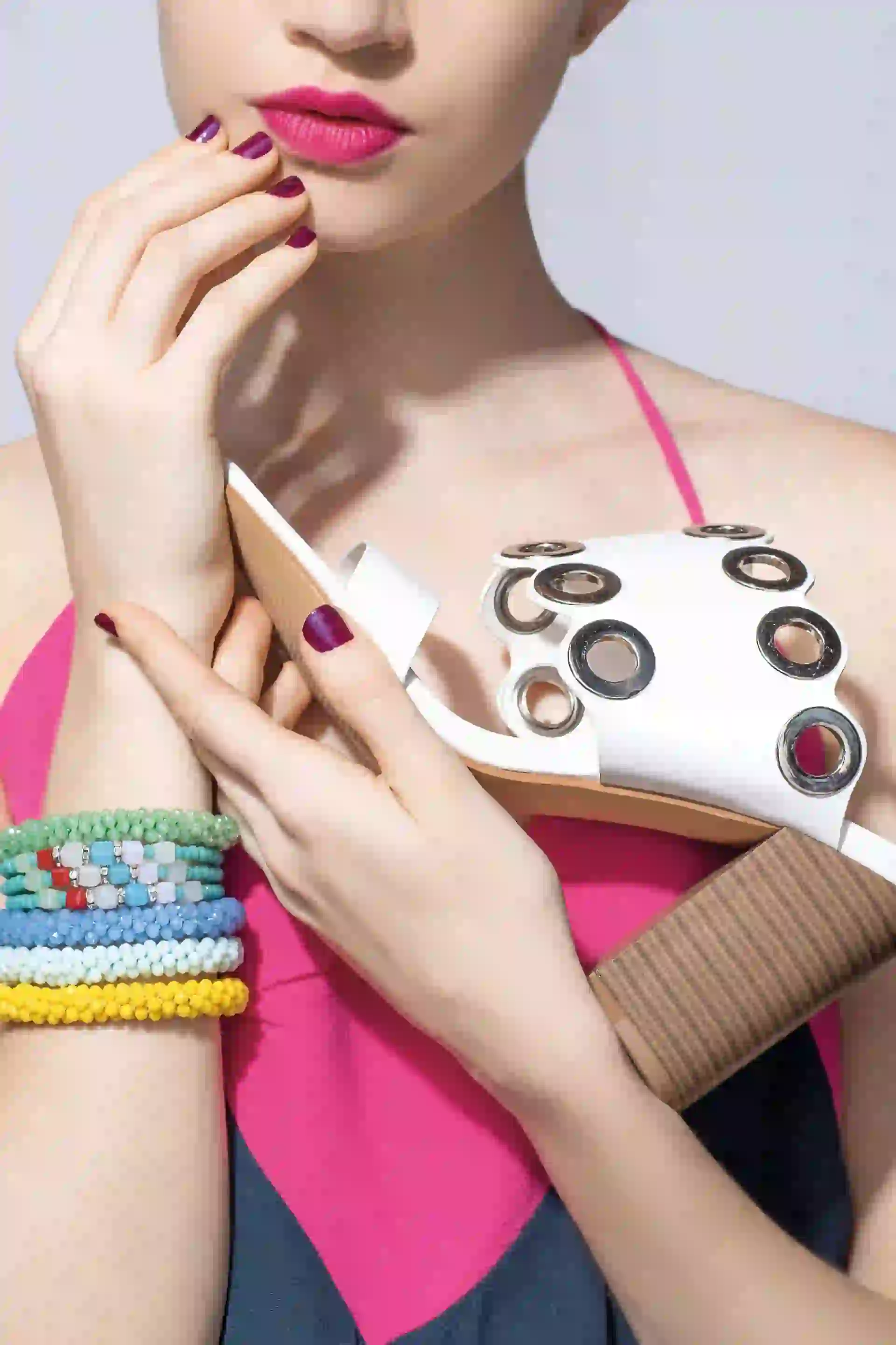 Sandalias de cuero con arandelas ($ 1.290, XL Extra Large), pulseras con mostacillas y pulsera con elástico y piedras ($ 190 c/u y $ 240, India Style) y top estampado ($ 1.700, Clara x Julieta). Foto Maia Croizet/ Para Ti