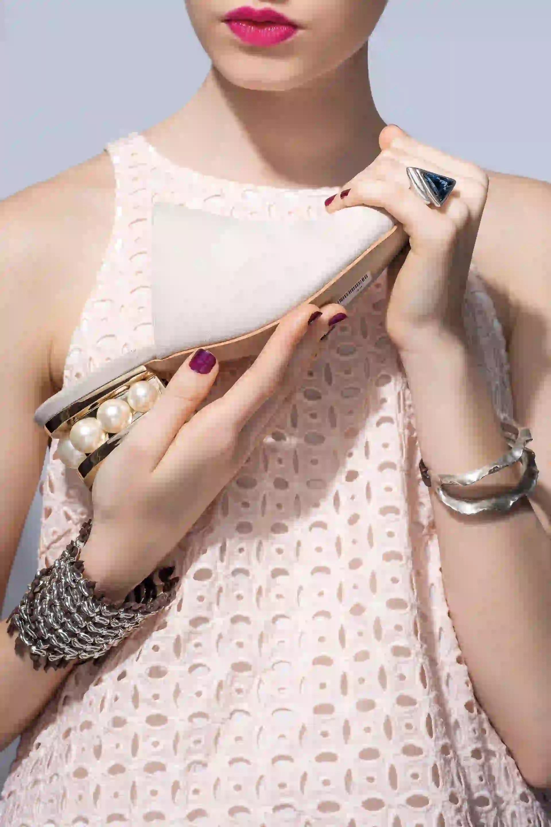 Zuecos de gamuza con perlas en el taco ($ 3.690, Saverio di Ricci), anillo con piedras y pulseras con tiras de cuero (UNOde50) y top con broderie ($ 2.100, Clara Ibarguren). Foto Maia Croizet/ Para Ti