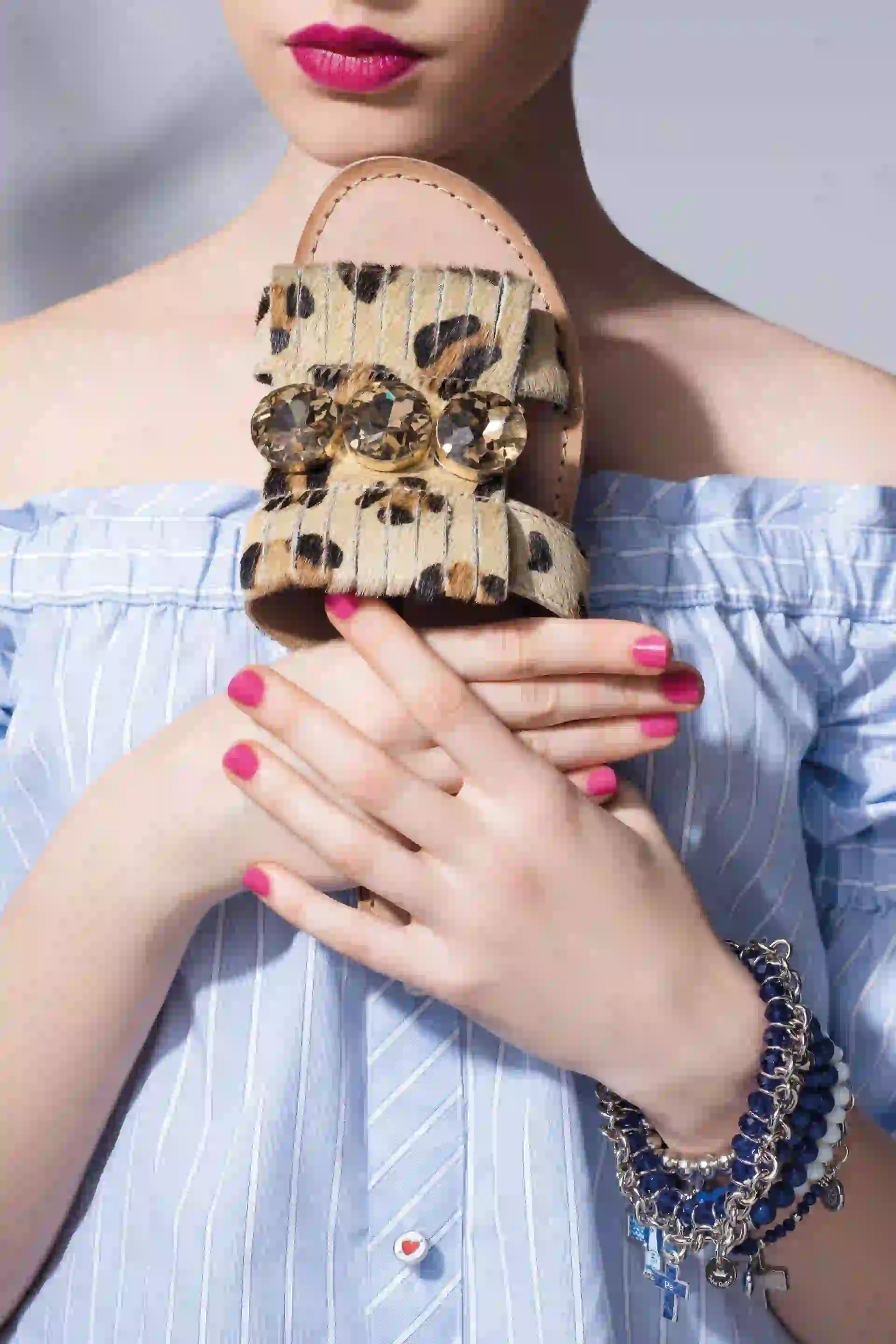 Sandalias de pelo animal print con piedras ($ 1.900, Hush Puppies), mix de pulseras (aprox. $ 250 c/u, Salve Regina) y top off the shoulder ($ 2.100, Kosiuko). Foto Maia Croizet/ Para Ti