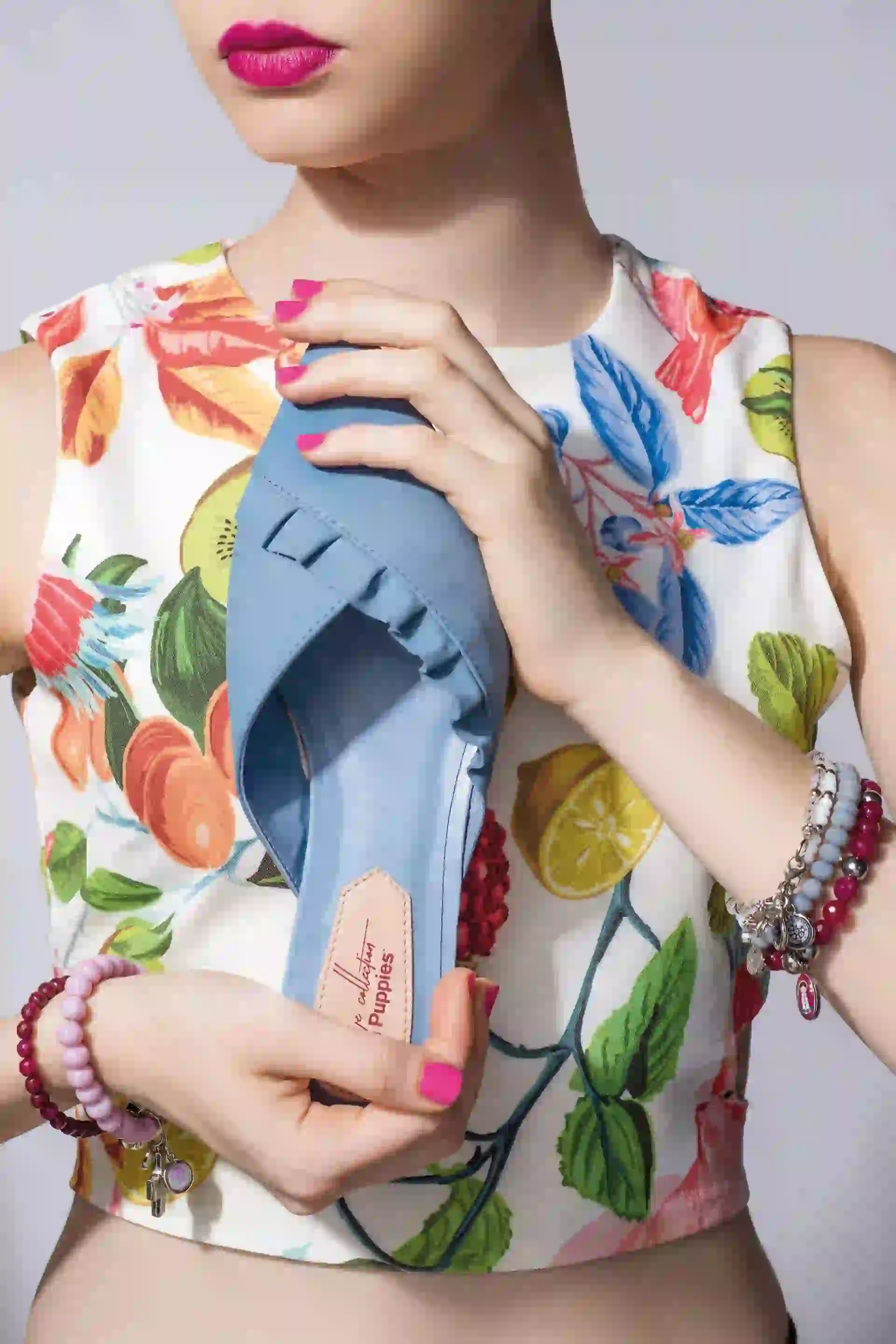 Slippers de cuero ($ 1.900, Hush Puppies), mix de pulseras con piedras (aprox. $ 250 c/u, Salve Regina) y crop top estampado ($ 990, Las Pepas). Foto Maia Croizet/ Para Ti