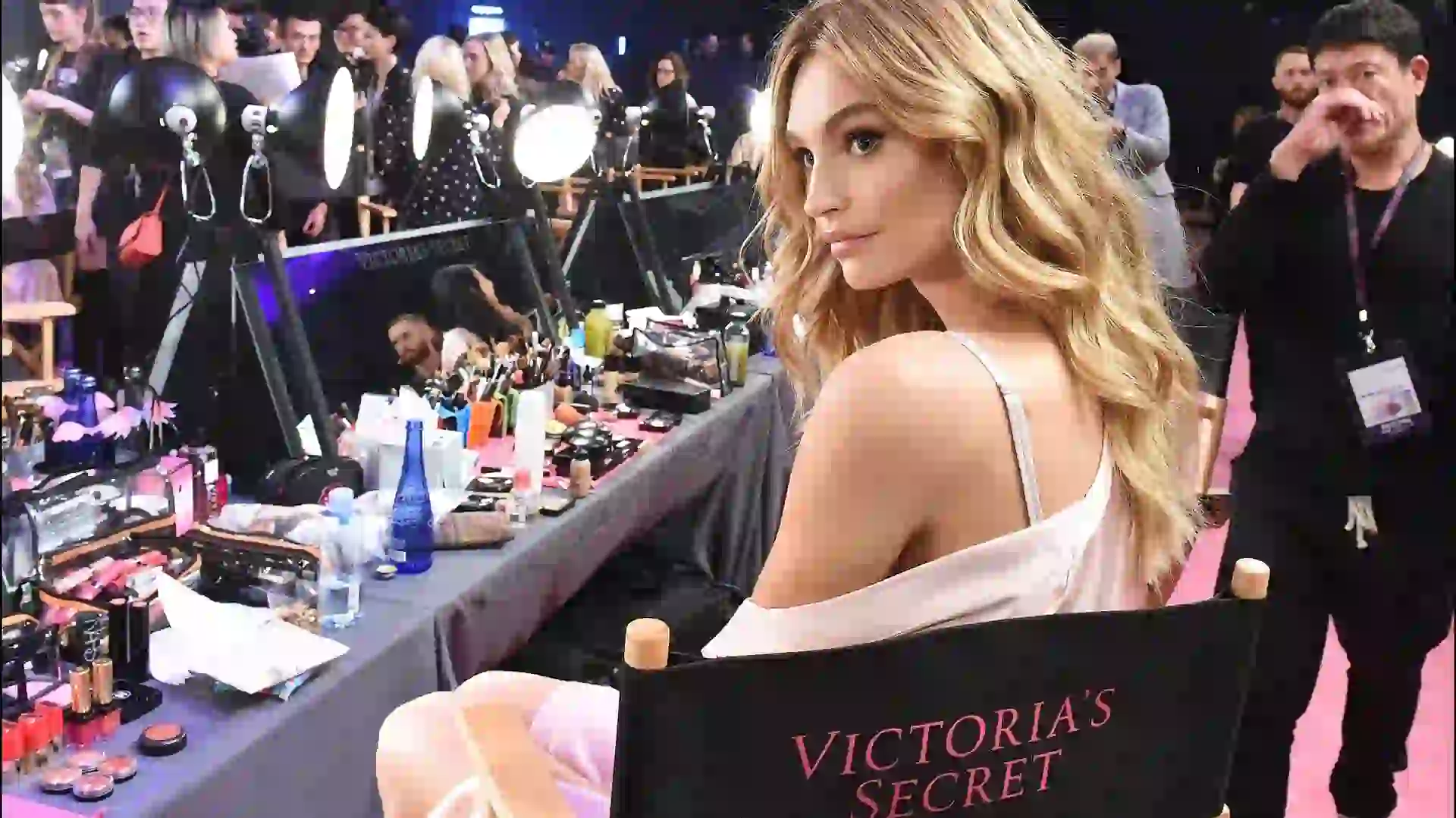 Las modelos llevan meses preparándose, el día del evento entrenar luego un equipo multidisciplinario las maquillaje, peina y practican sus pasadas