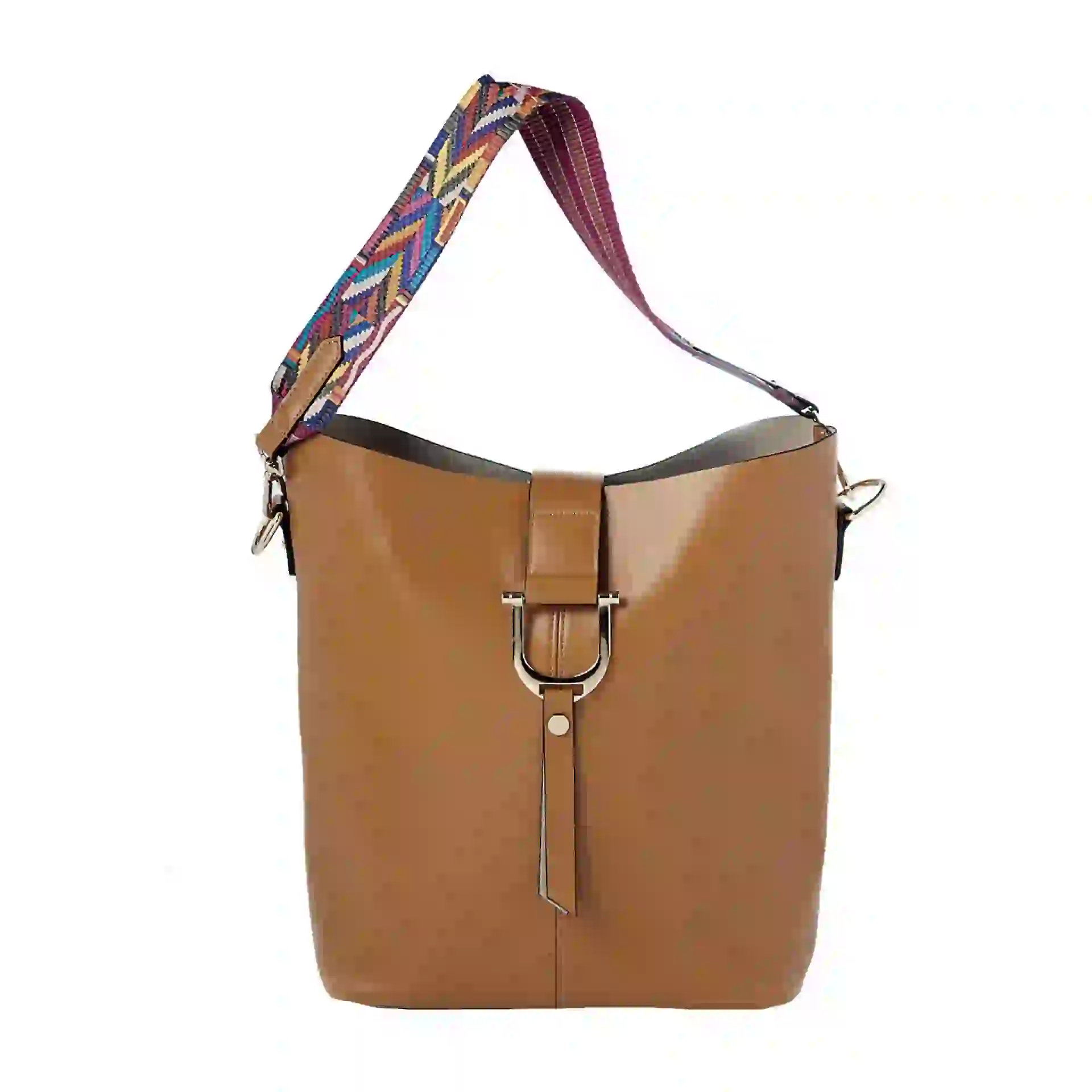 Cartera con herraje y tira de colores ($ 690).