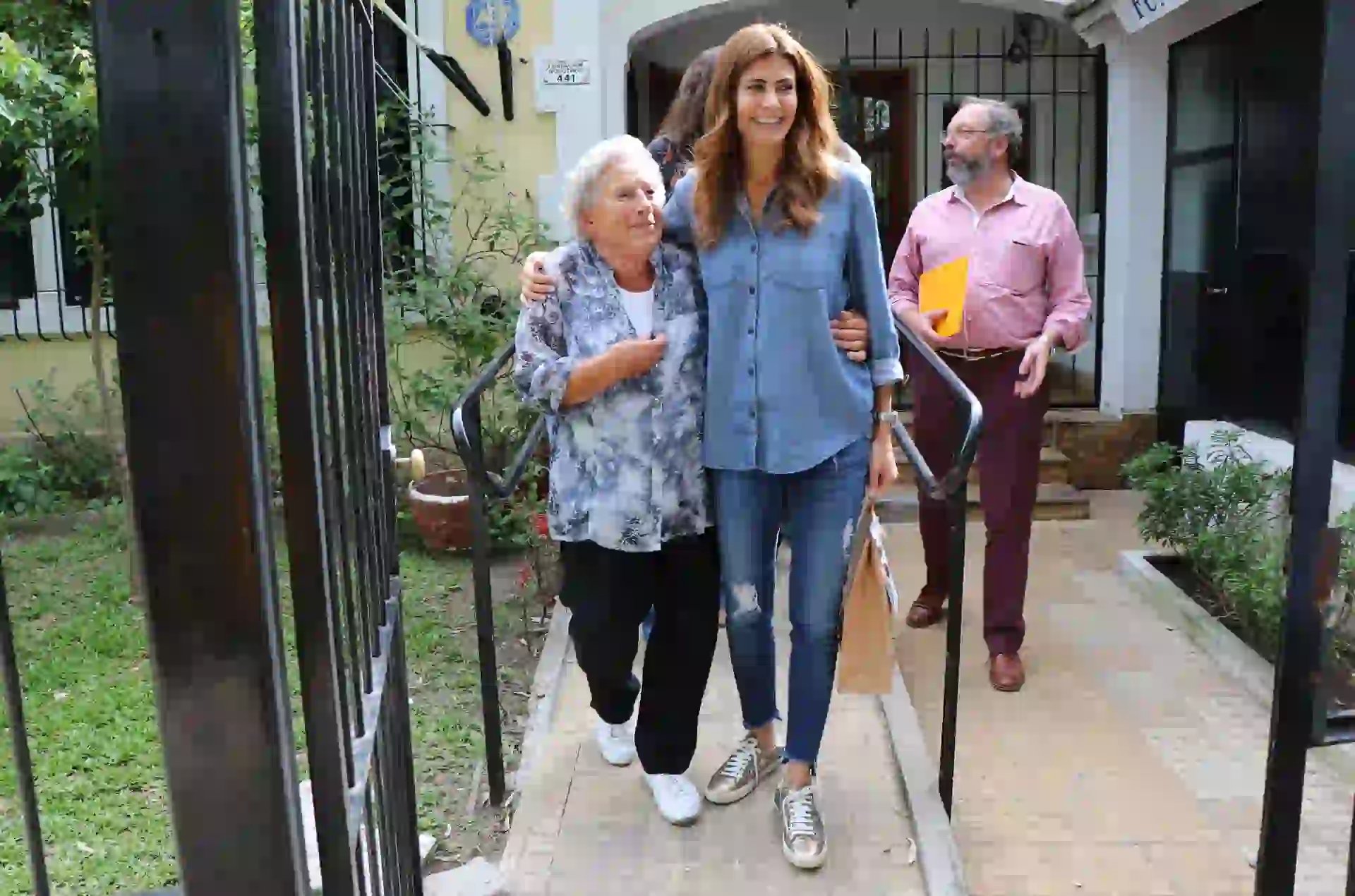 Juliana Awada con su total denim look, camisa amplia y jean rotos