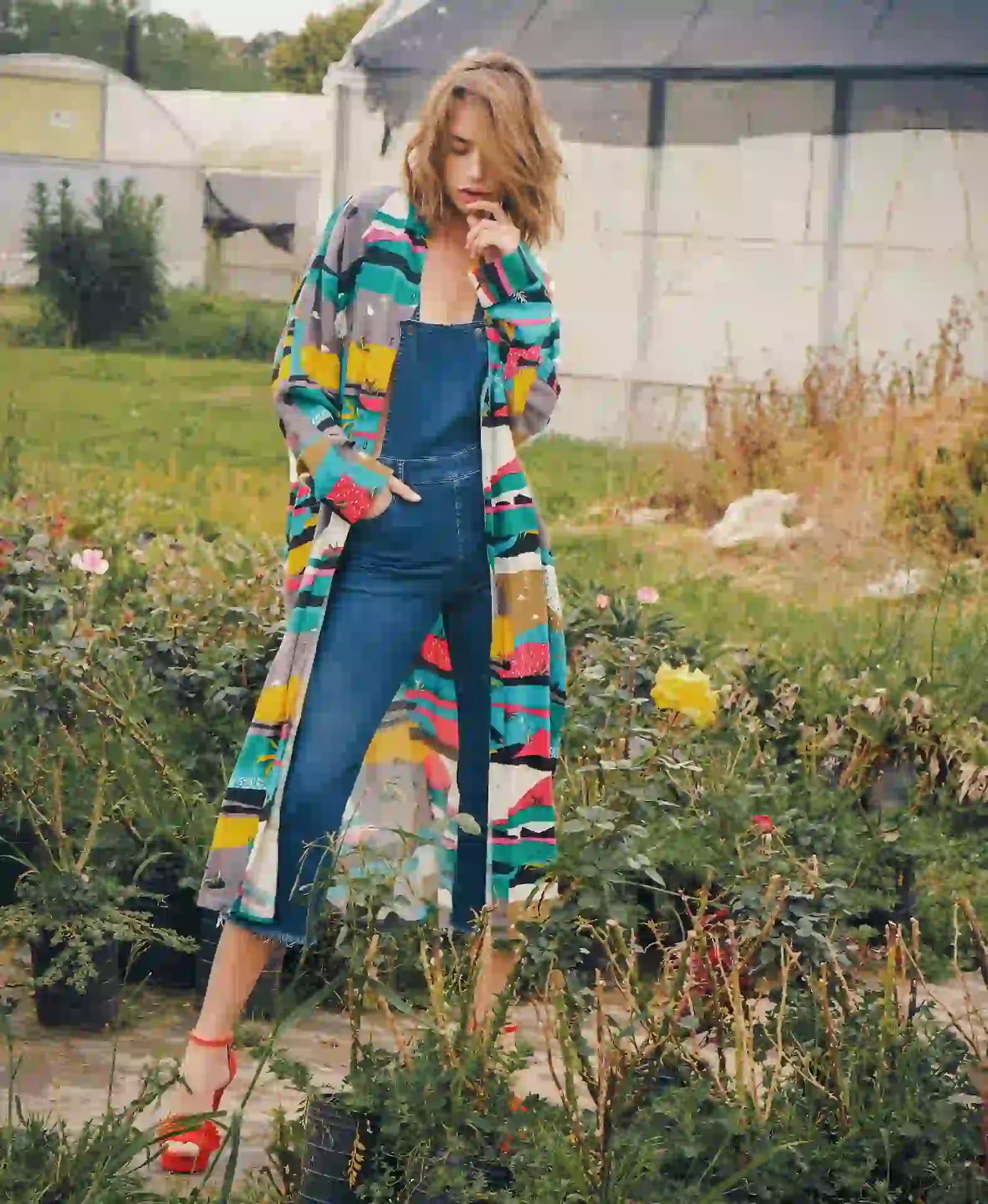 Camisola estampada ($ 2.490, Complot), jardinero de jean recto semielastizado ($ 2.900, Uma) y sandalias de gamuza ($ 4.550, The Bag Belt). Foto Juan Jauregui/ Para Ti