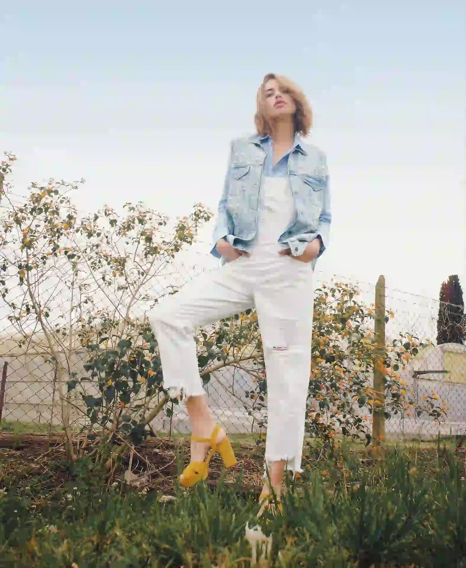 Chaleco de jean con tachas ($ 2.900, Uma), camisa con encaje ($ 1.890, Ossira), jardinero de jean con roturas ($ 2.500, Lovely Denim) y sandalias de gamuza ($ 3.850, Sofi Martiré). Foto Juan Jauregui/ Para Ti