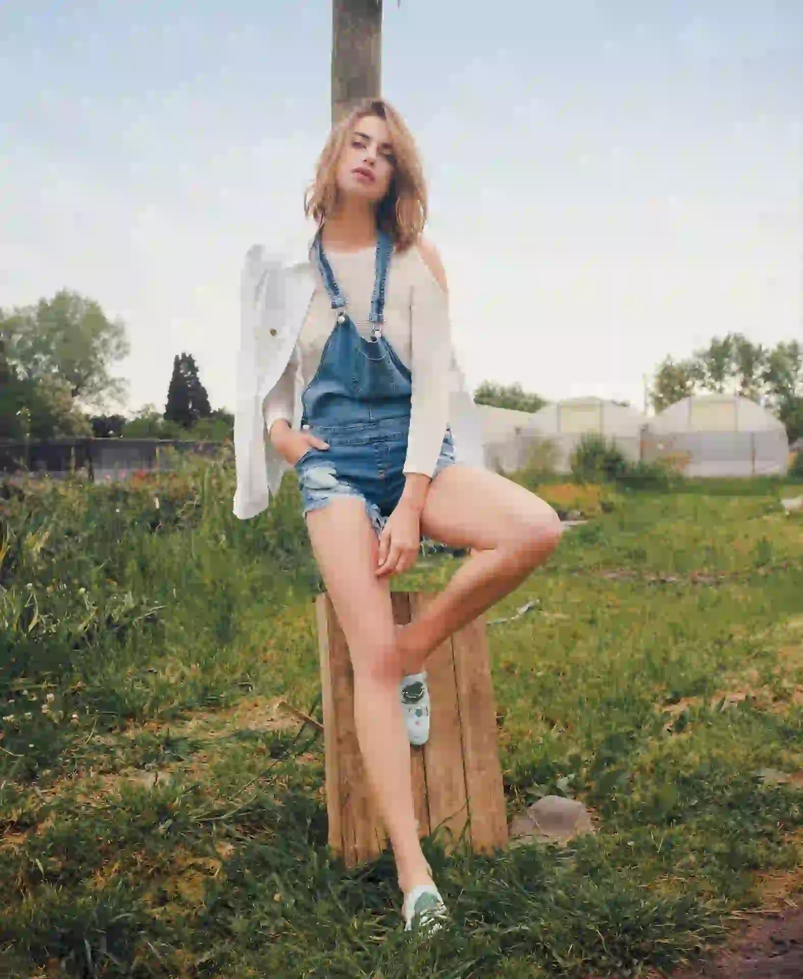 Chaqueta de jean con roturas ($ 3.249, Melocotón), jardinero de jean ($ 1.124, Scombro) y suéter de hilo con hombros al descubierto y slippers de cuero con detalles bordados ($ 1.795 y $ 3.900, La Cofradía). Foto Juan Jauregui/ Para Ti