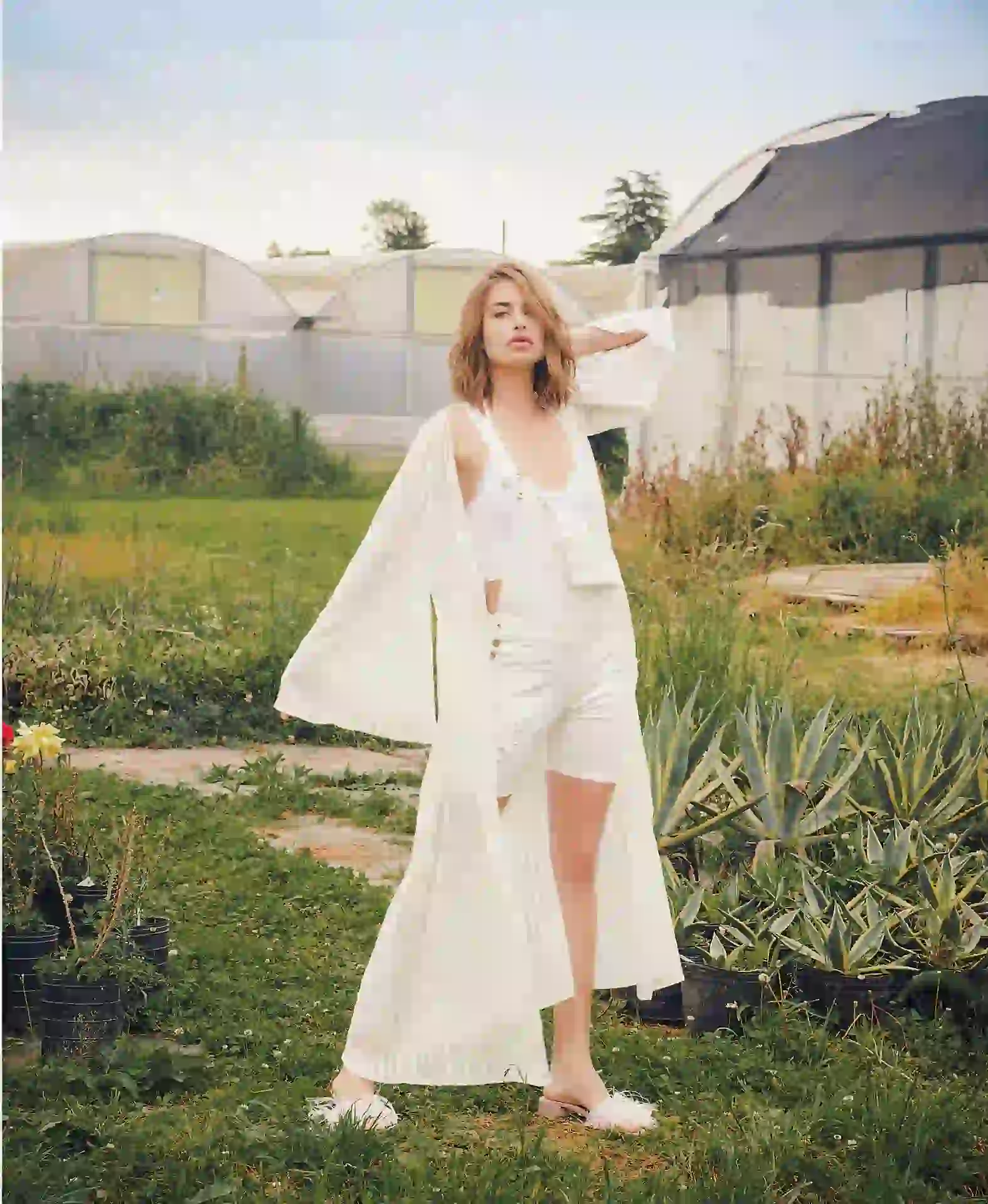 Kimono de gasa y jardinero de jean blanco ($ 1.490 y $ 1.290, Peuque), corpiño de algodón ($ 934, Wanama) y sandalias de cuero y plumas (Cher). Foto Juan Jauregui/ Para Ti