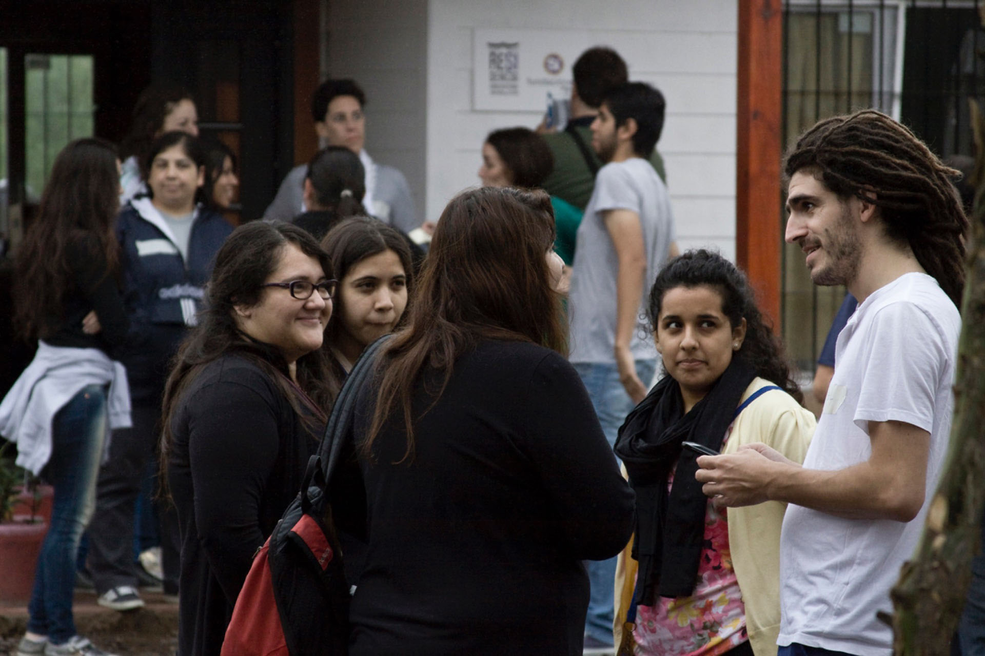 Manuel conversando con algunos de los aspirantes a las residencias universitarias.
