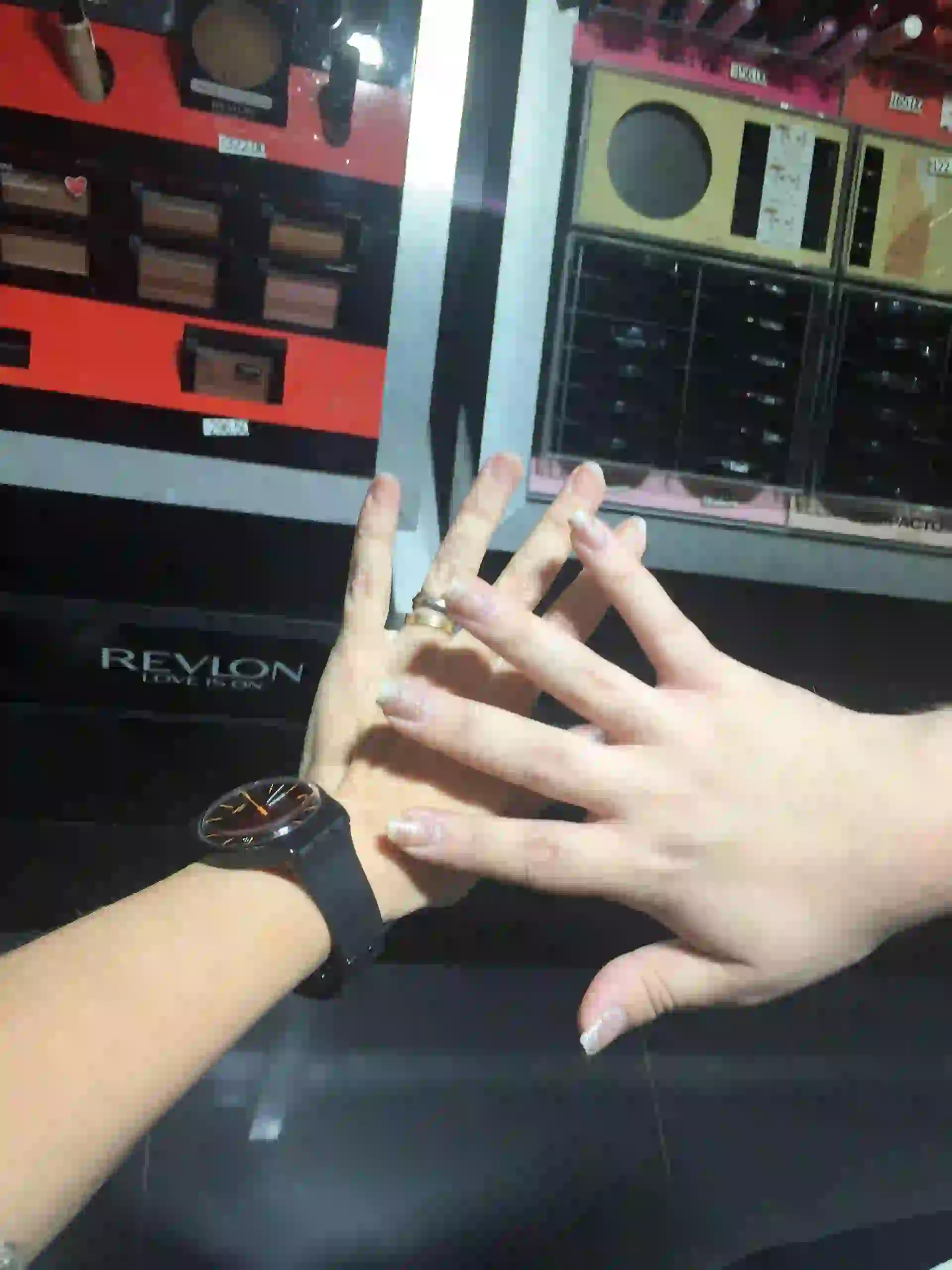 #PARA TI - MARIANA WESCHLER -UÑAS - estar mejor - manos con esmaltes 2.jpg.webp - 20171124