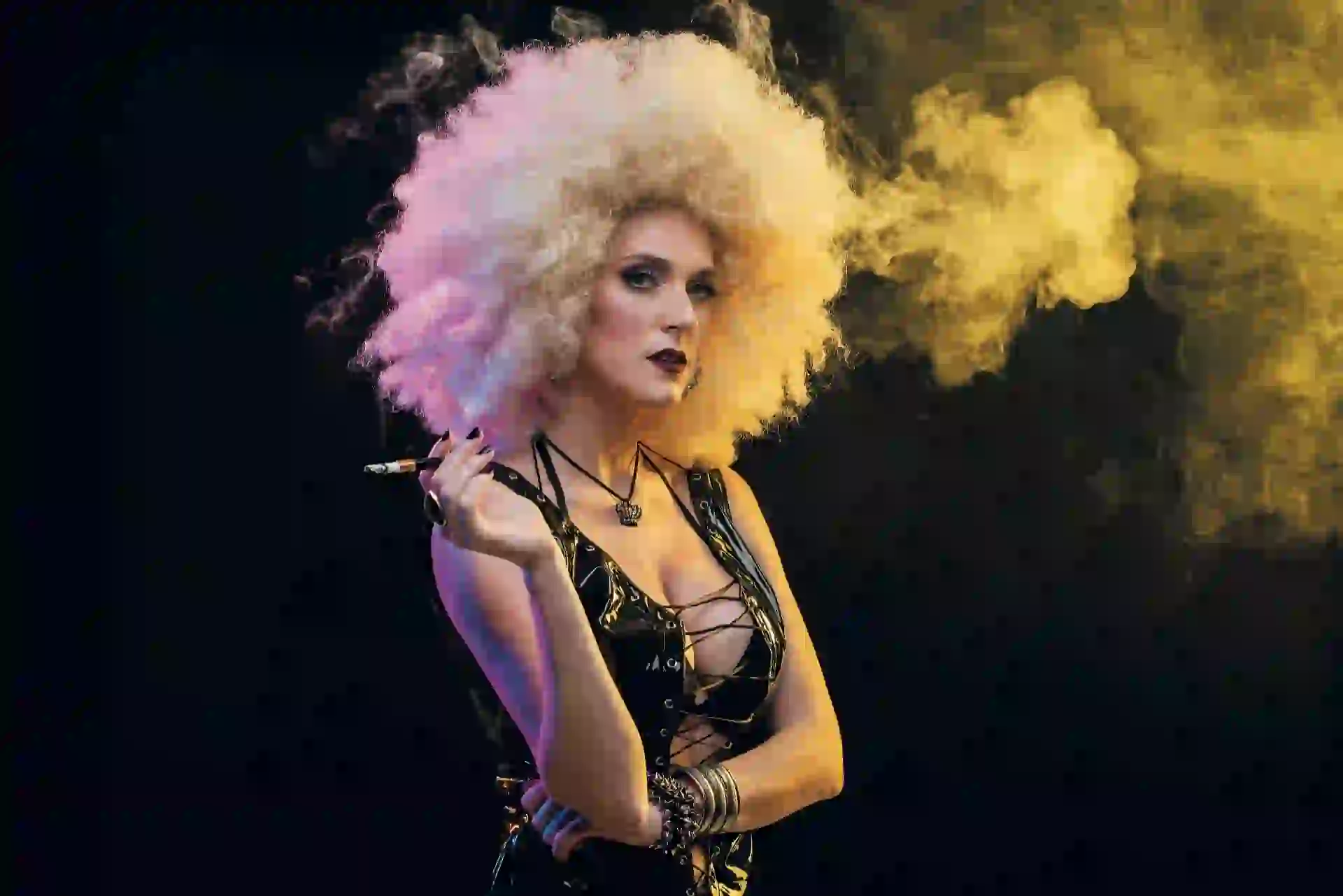 Melania en la piel de Justice en Rock of Ages, todos los martes en el Teatro Maipo.