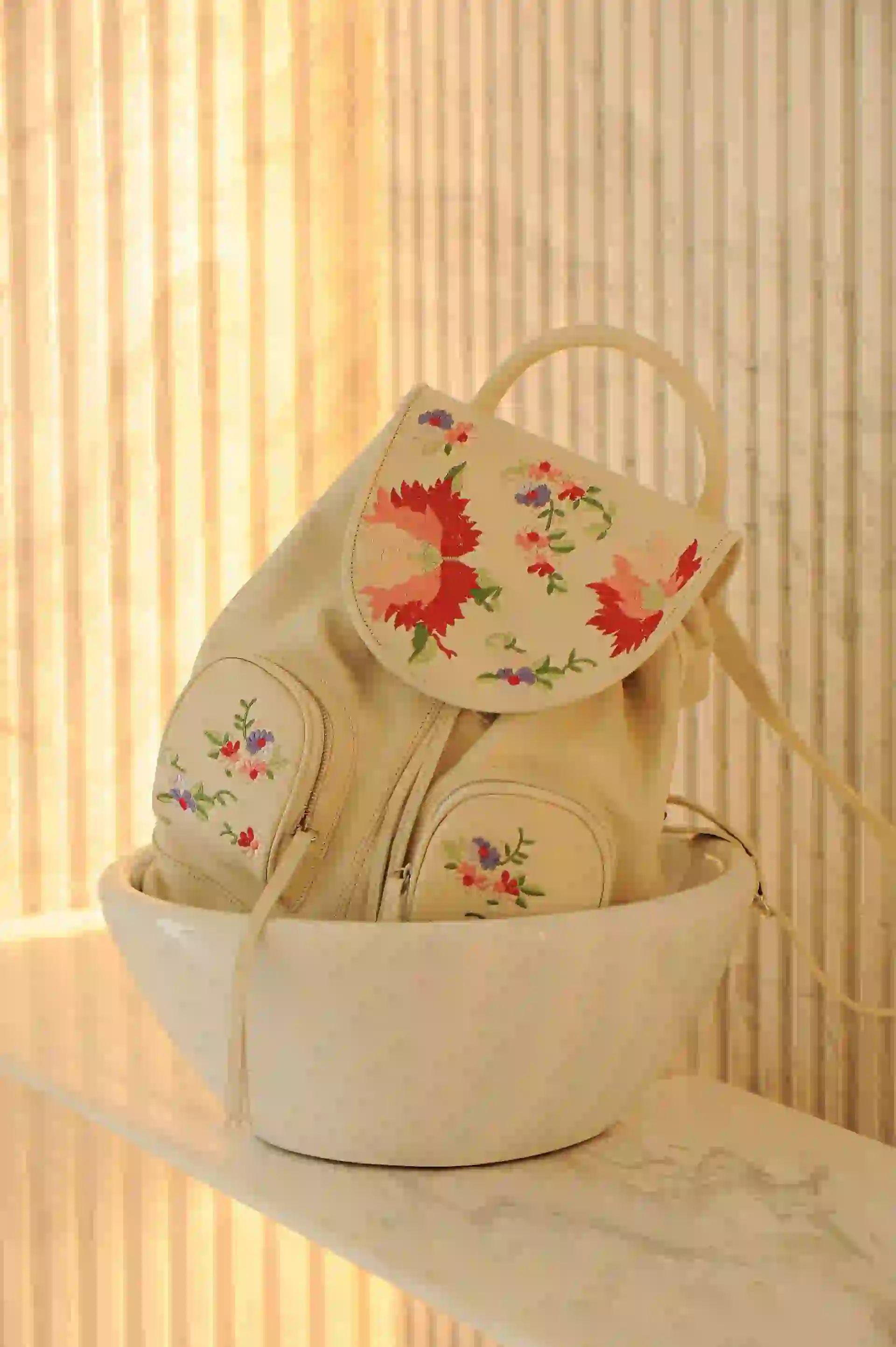 Mochila de cuero con bordados ($ 4.280, Blaquè). Foto Ariel Gutraich/ Para Ti