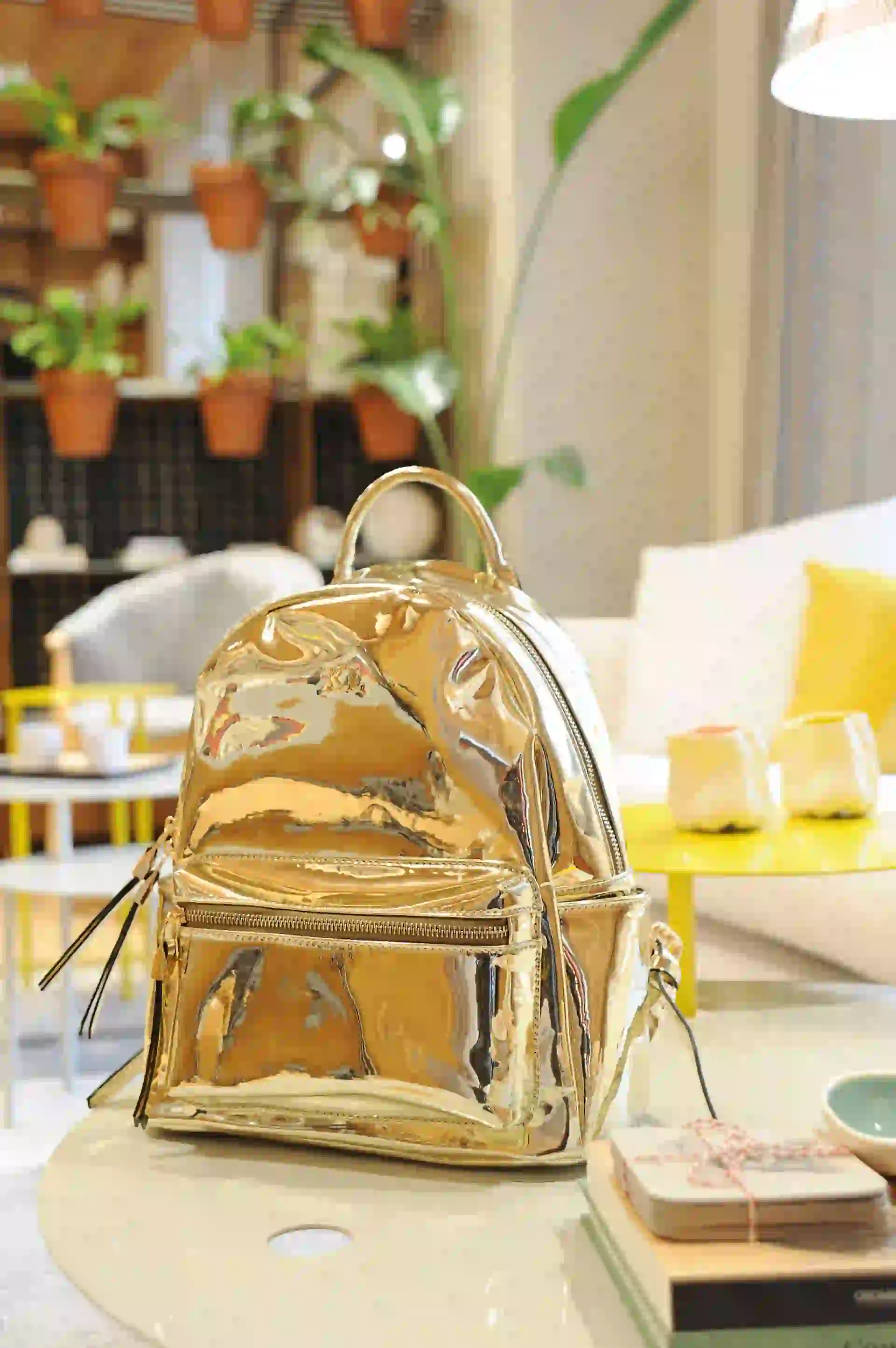 En ecocuero metalizado ($ 1.450, XL Extra Large). Foto Ariel Gutraich/ Para Ti