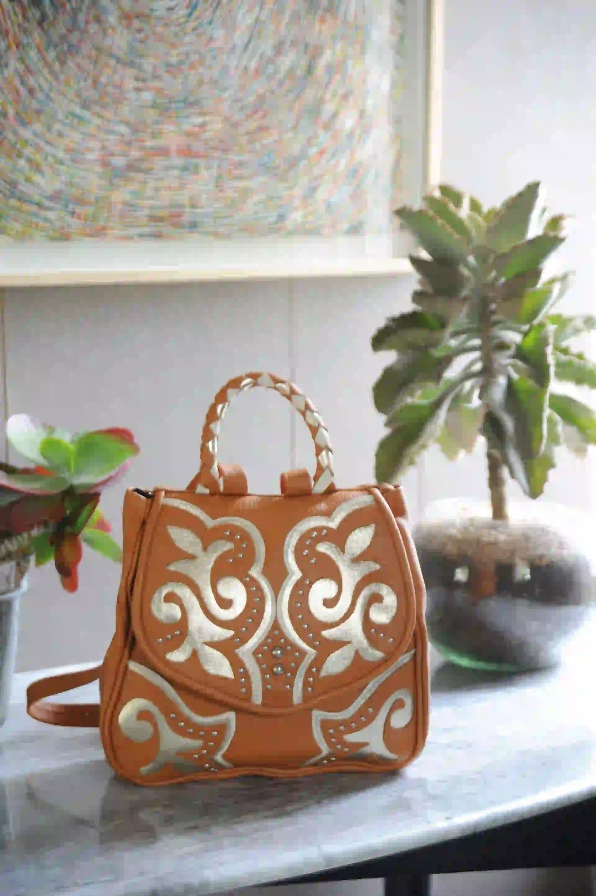 Mochila símil cuero con aplicaciones doradas ($ 3.564, Katakali). Foto Ariel Gutraich/ Para Ti