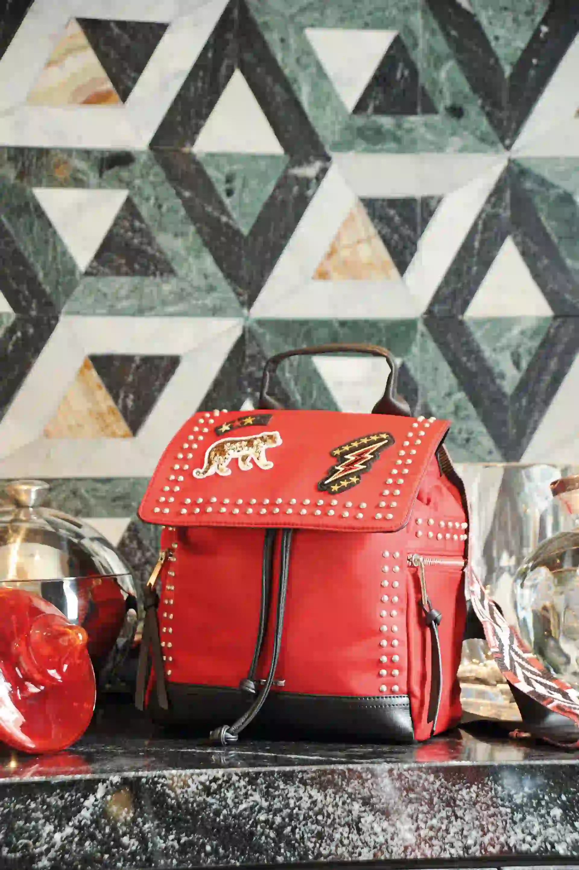 De tela con parches y tachas ($ 2.500, Kosiuko). Foto Ariel Gutraich/ Para Ti