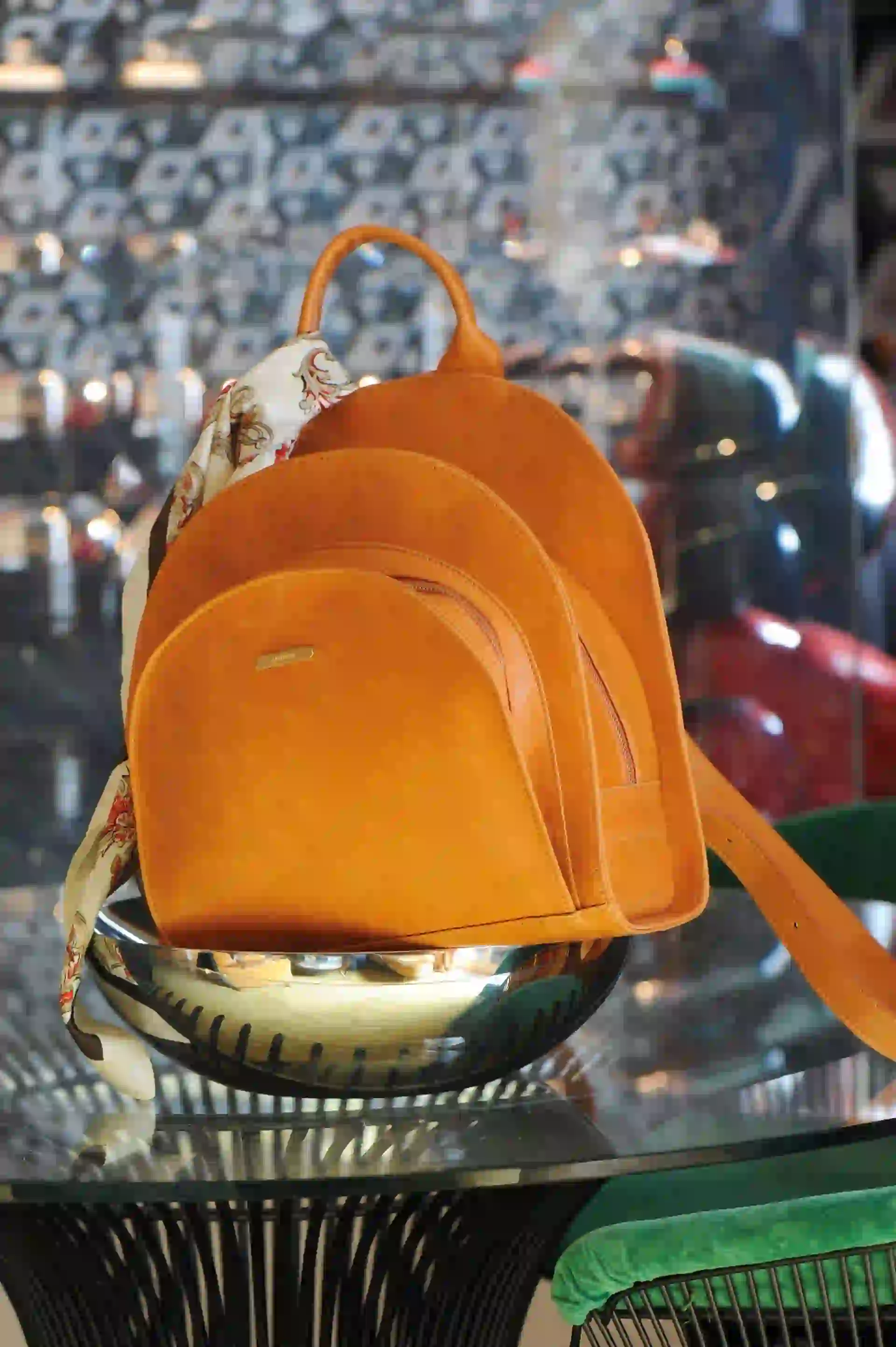 De cuero con doble bolsillo ($ 3.900, Lovitta). Foto Ariel Gutraich/ Para Ti