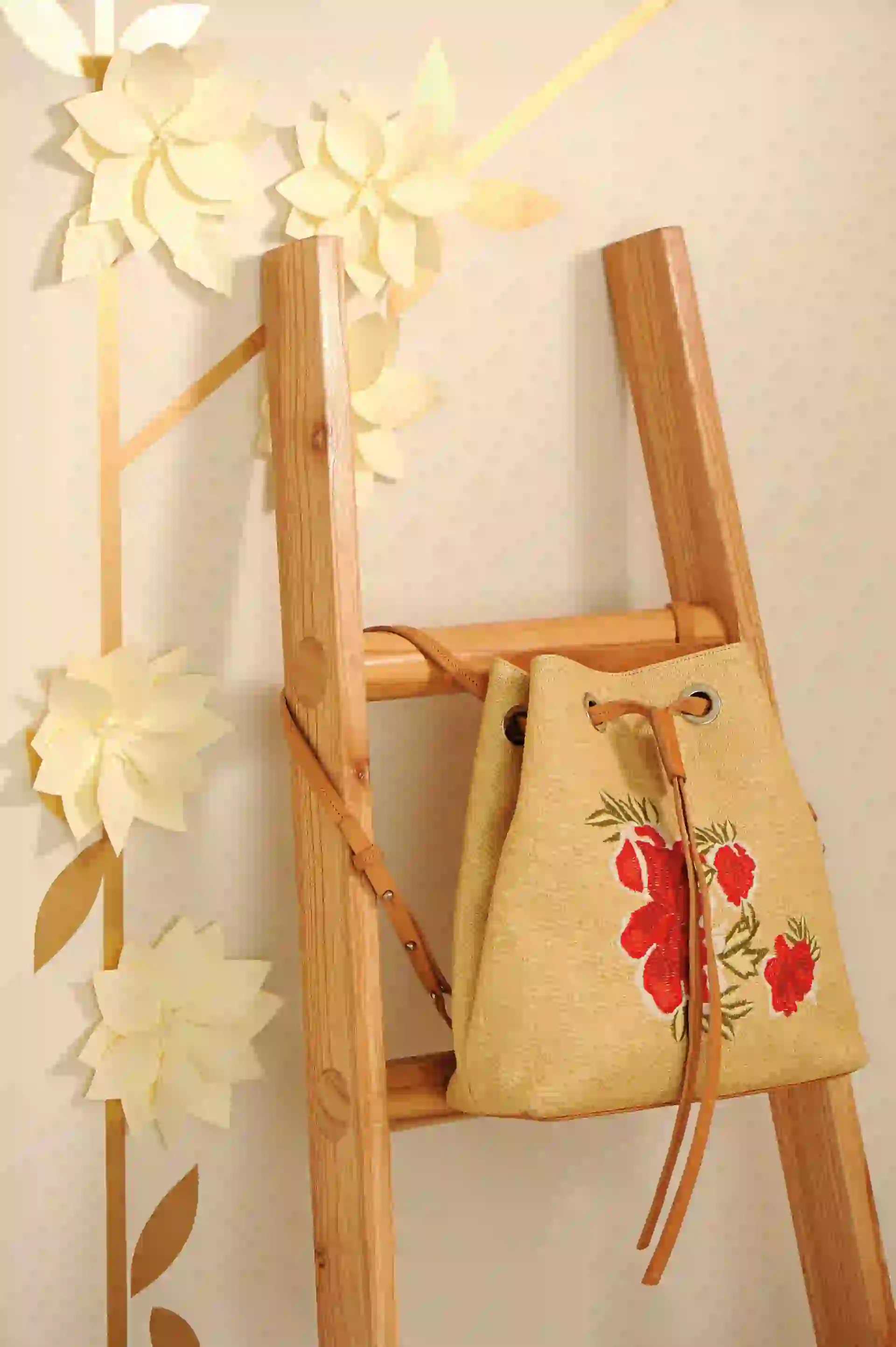 Mochila de yute y cuero con bordado en el frente ($ 4.200, Uma). Foto Ariel Gutraich/ Para Ti