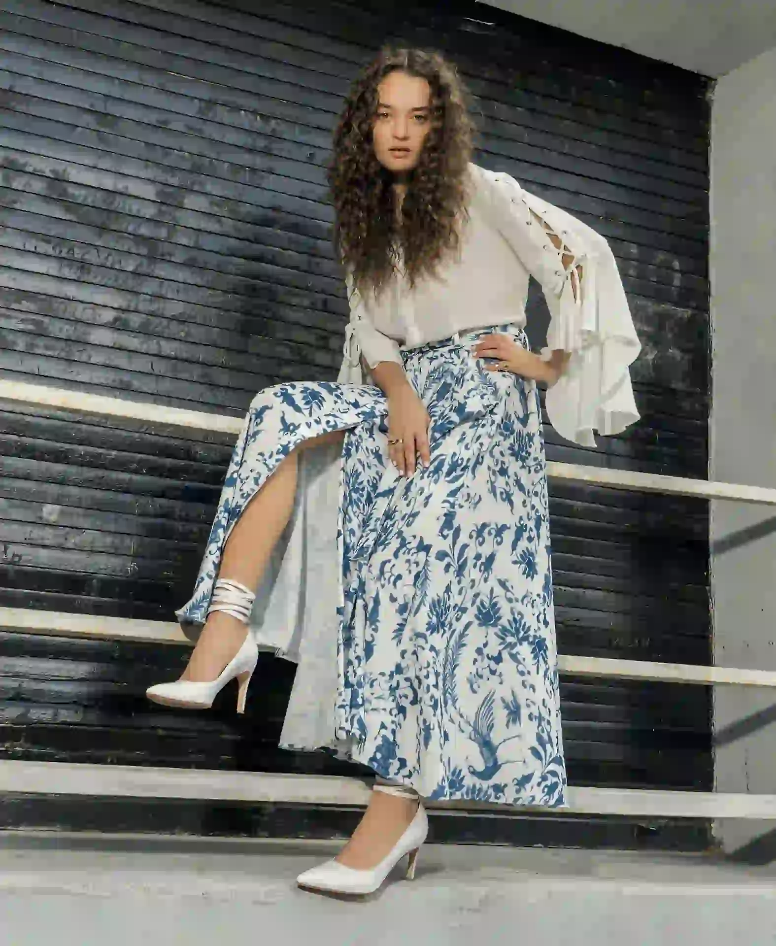 Body con lace up y falda floreada con bolsillos ($ 4.500 y $ 12.500, Dot Store) y stilettos con tobillera (Saverio Di Ricci). Fotos Juan Jauregui/Para Ti