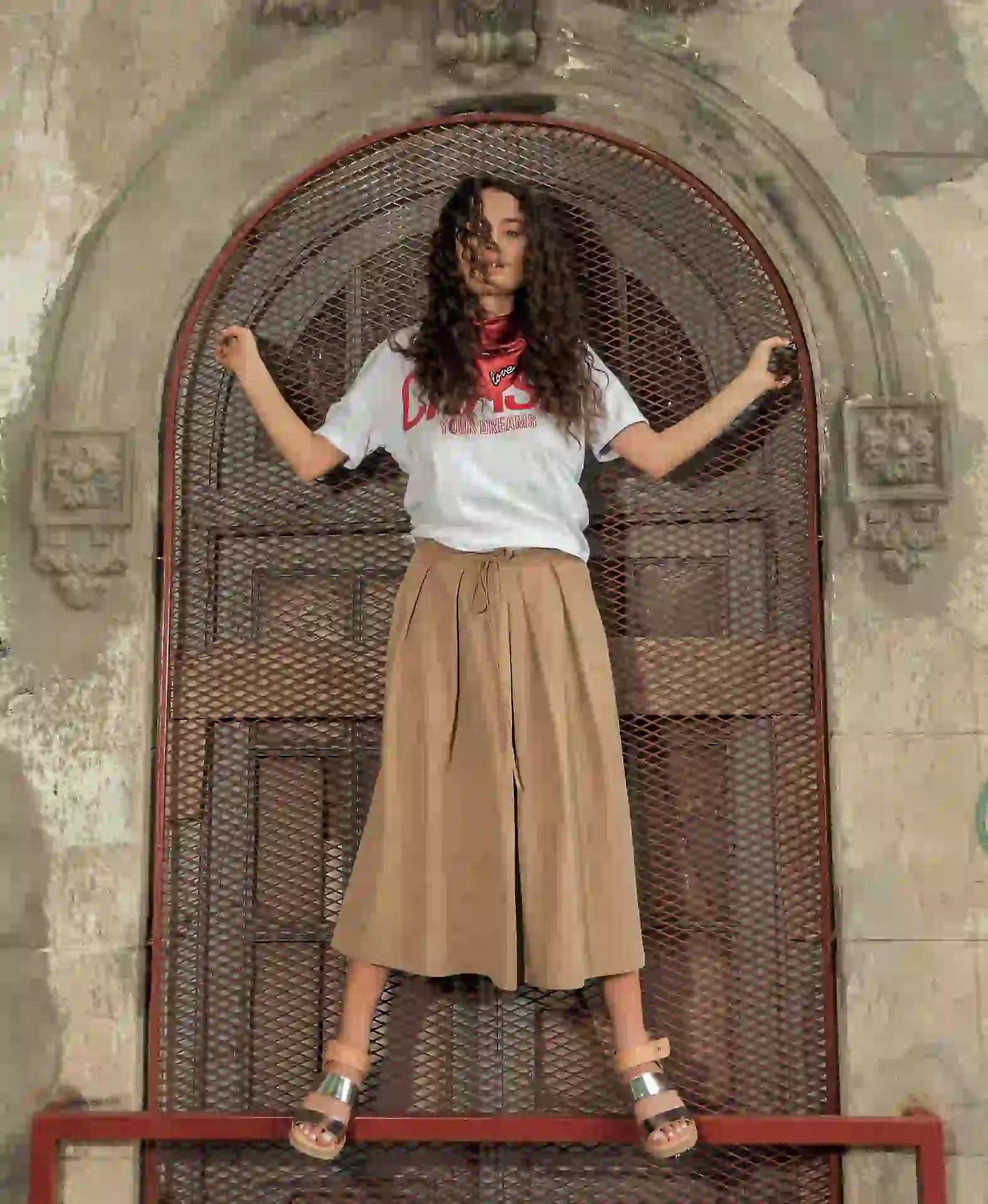 Remera ($ 1.200, Rapsodia), falda beige con bolsillos y sandalias ($ 2.560 y $ 2.460, Mishka) y pañuelo ($ 1.600, Kosiuko). Fotos Juan Jauregui/Para Ti