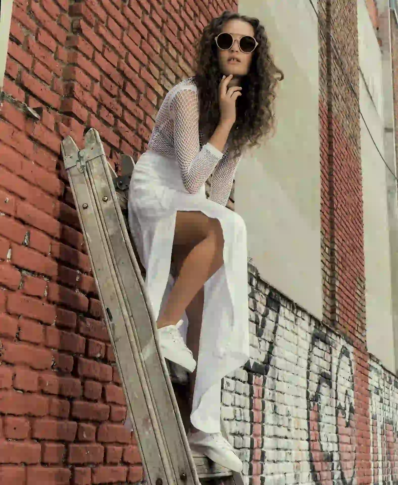 Top de red ($ 350, Silvana Swiss Origin), falda con tajo ($ 890, Wanama), zapatillas ($ 1.600, a pie) y anteojos de sol (desde $ 2.799, Reef by Ranieri). Fotos Juan Jauregui/Para Ti