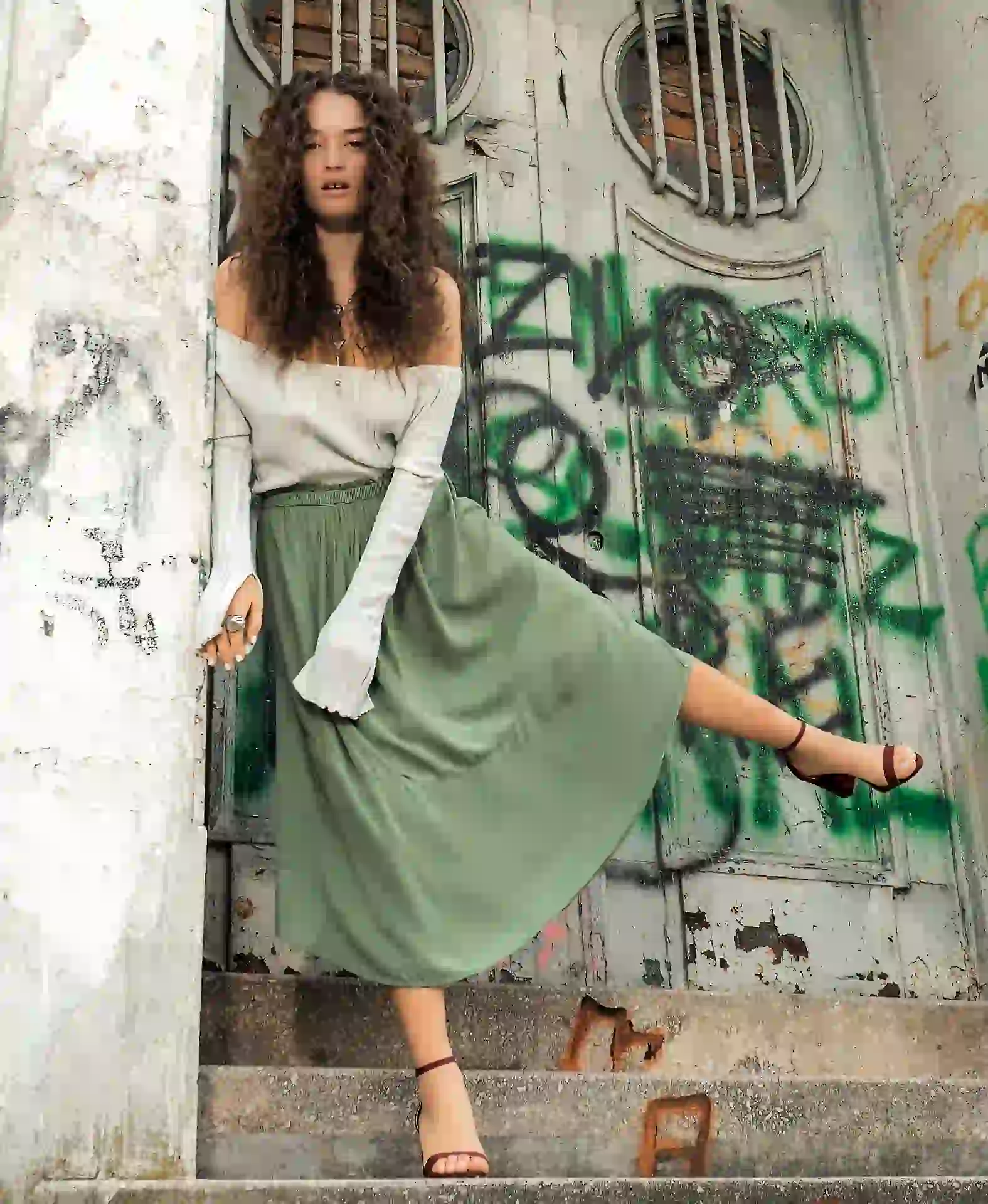 Suéter plateado ($ 2.590, Allô Martínez), falda verde militar ($ 2.200, Rapsodia), sandalias de gamuza ($ 2.600, Schutz), collar ($ 690, Kosiuko) y anillo ($ 700, Mai Cassal). Fotos Juan Jauregui/Para Ti