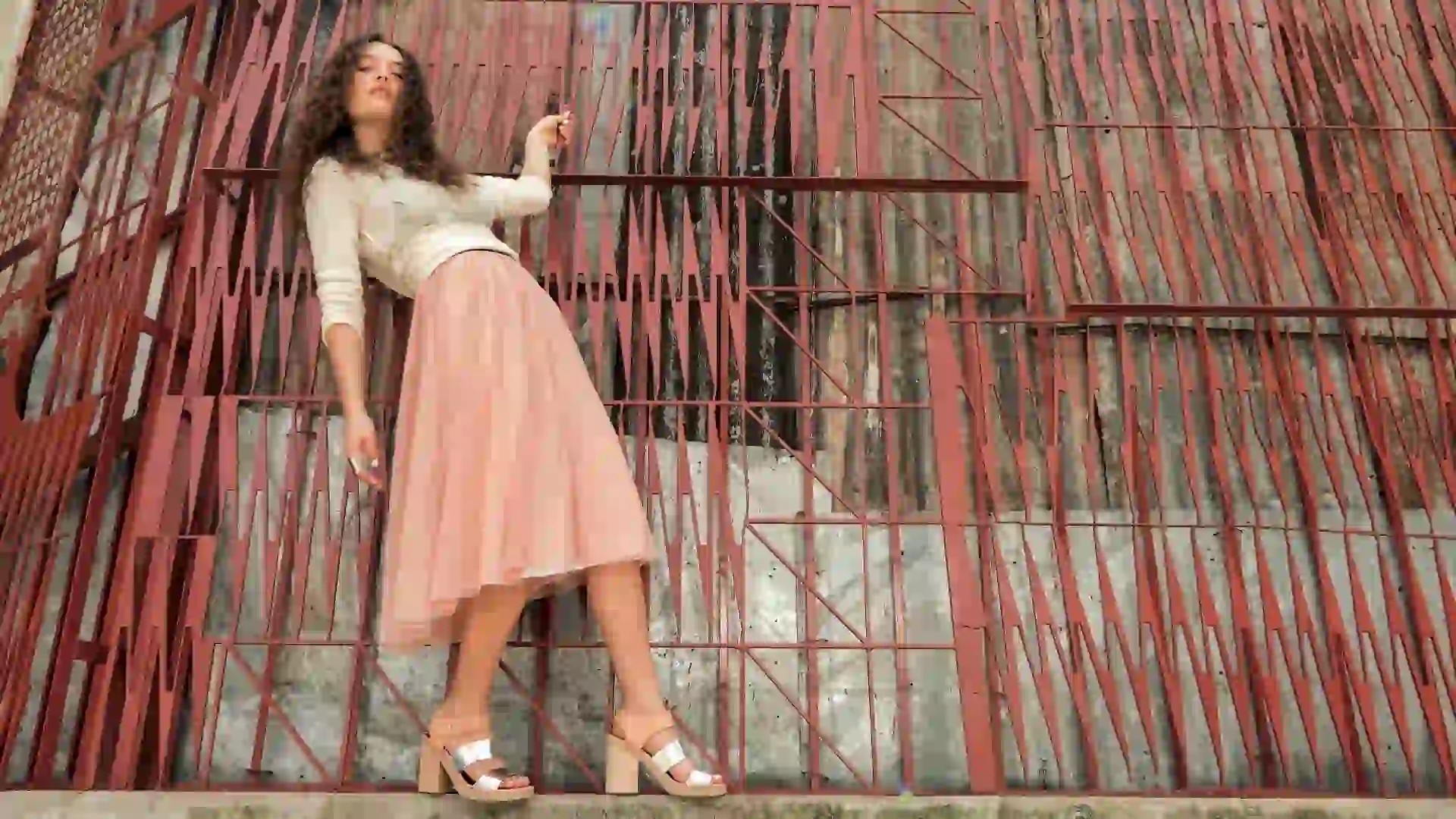 Suéter tejido ($ 2.950, Wanama), falda de tul ($ 990, Basement), sandalias tricolor con taco de madera ($ 5.460, Mishka) y collar de asta y alpaca ($ 1.200, Kosiuko). Fotos Juan Jauregui/Para Ti