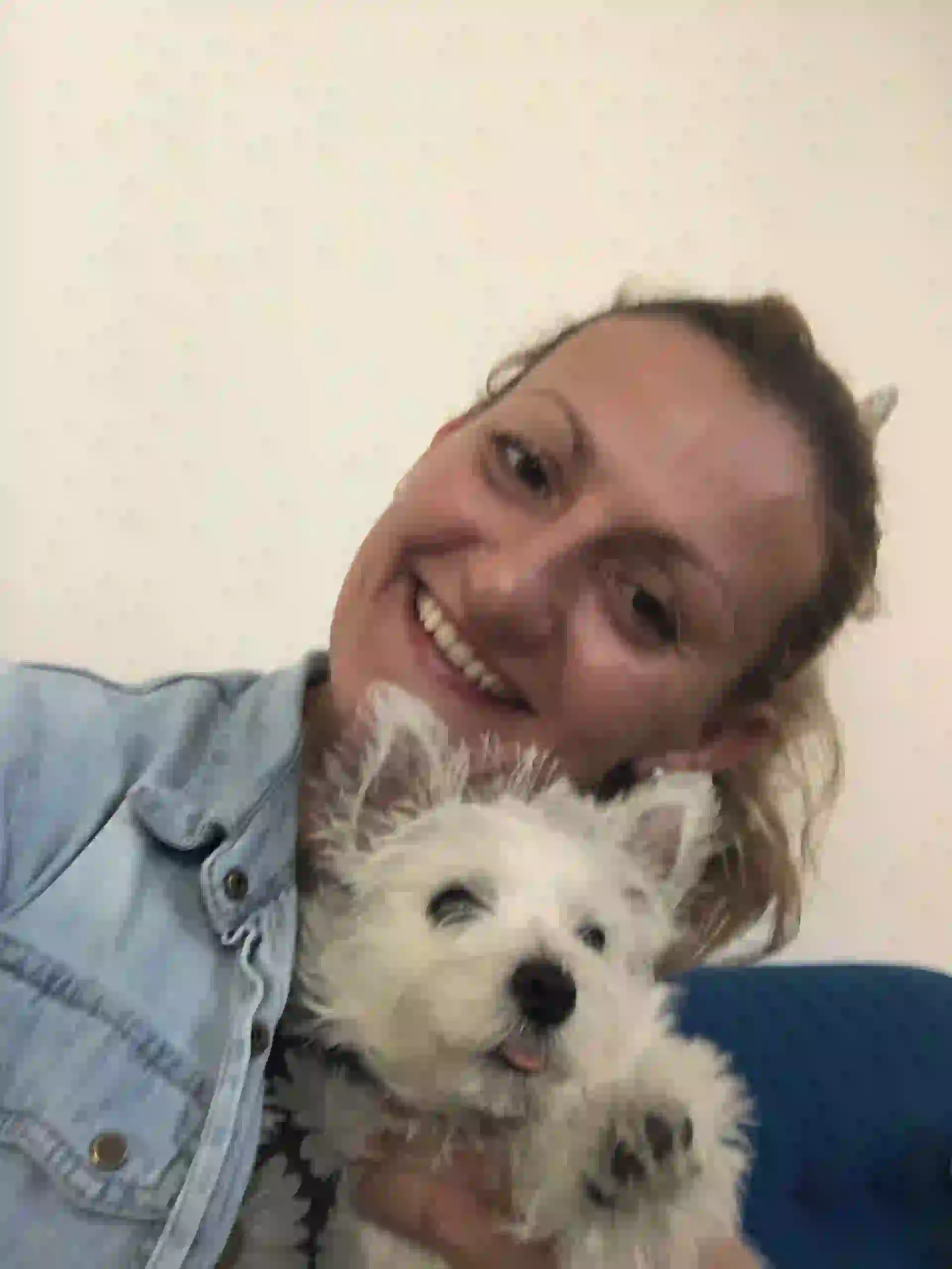 Junto a uno de sus perros rescatados de la calle.