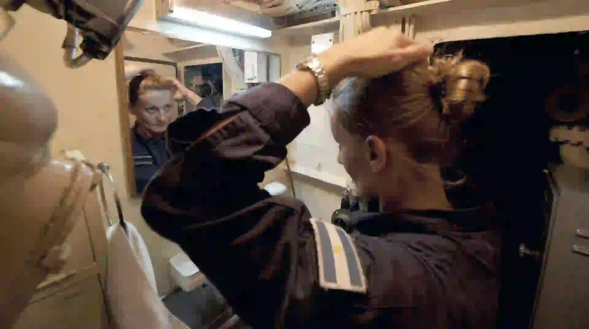 # PARA TI - SUBMARINISTA - News - Peinandose en el submarino - 20171201