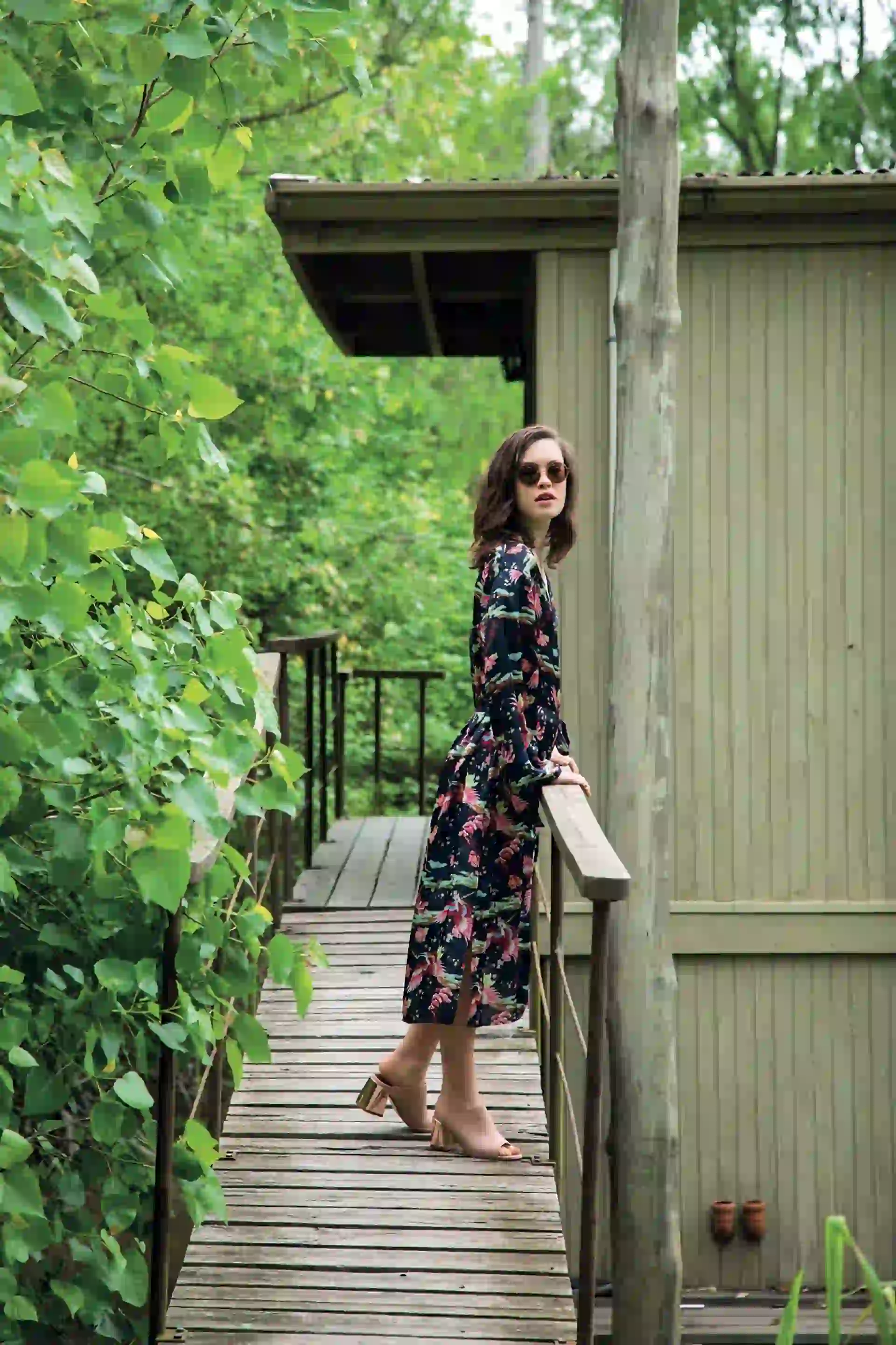 Kimono con lazo ($ 2.600, Las Pepas), zuecos con taco metalizado ($ 3.080, Donné) y anteojos (Infinit). Foto Fernando Venegas/ Para Ti