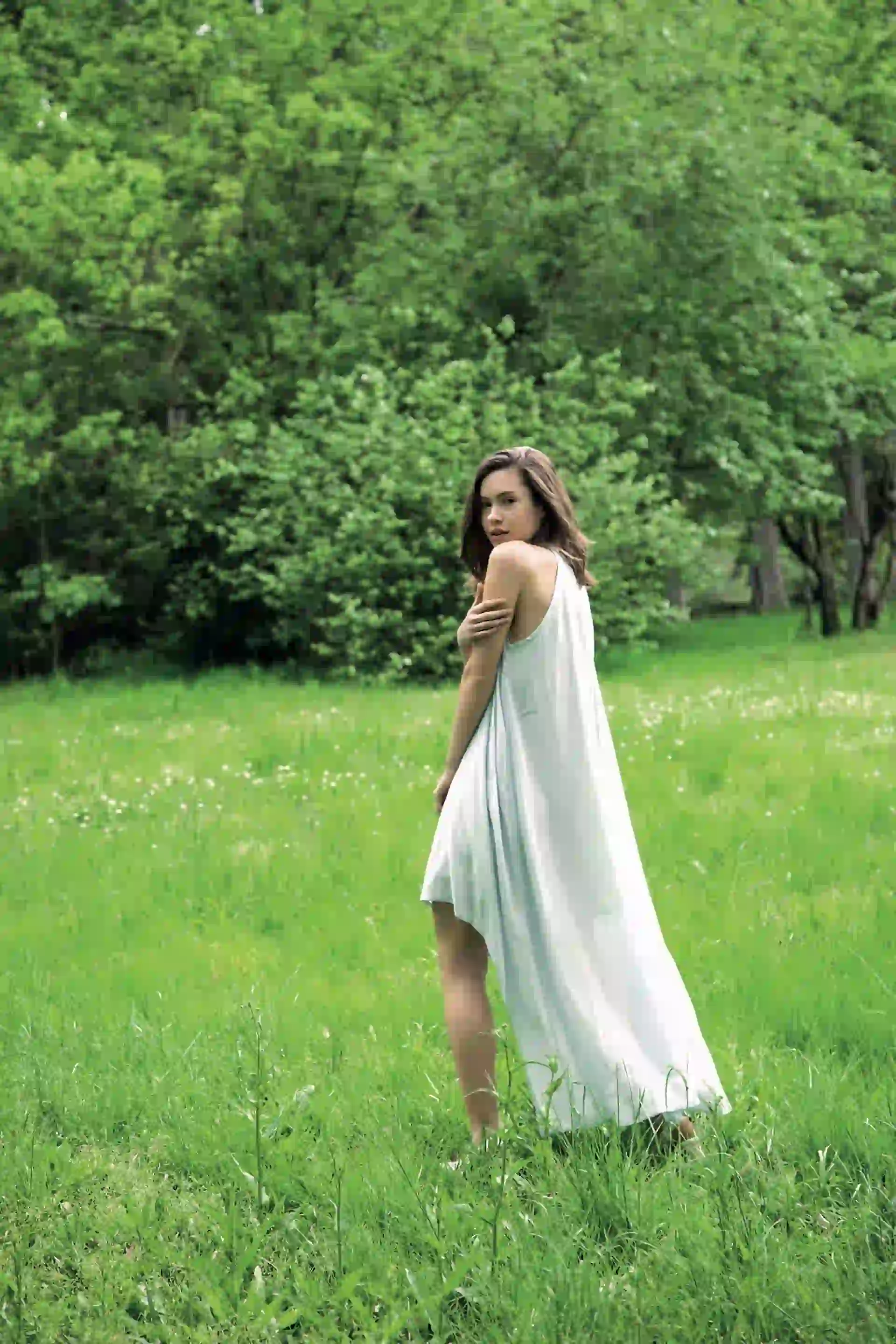 Vestido con ruedo irregular ($ 2.419, Melocotón) y sandalias ($ 5.400, Uma). Foto Fernando Venegas/ Para Ti