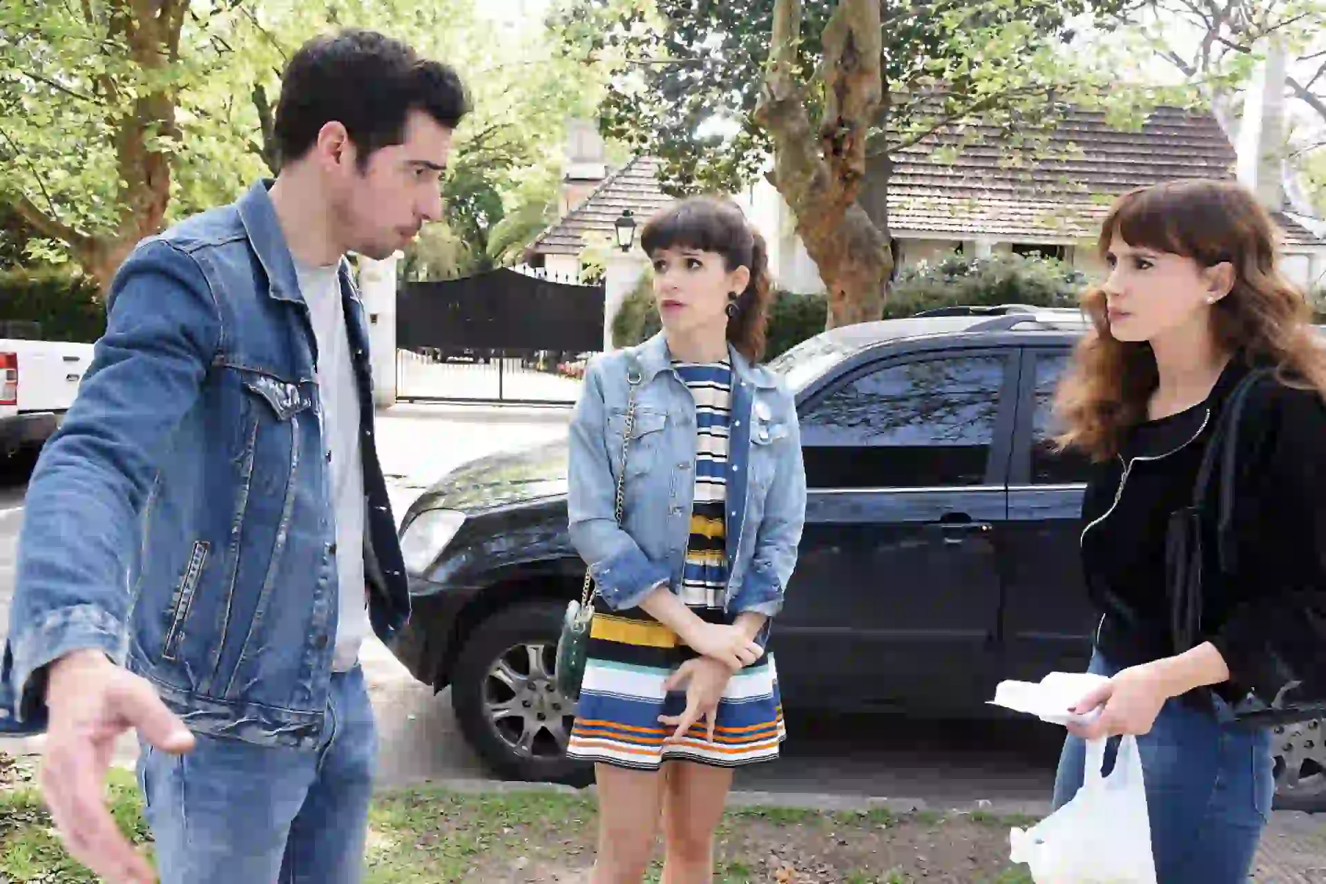 Junto a Esteban Lamothe y julieta Nair Calvo en una escena de Las Estrellas