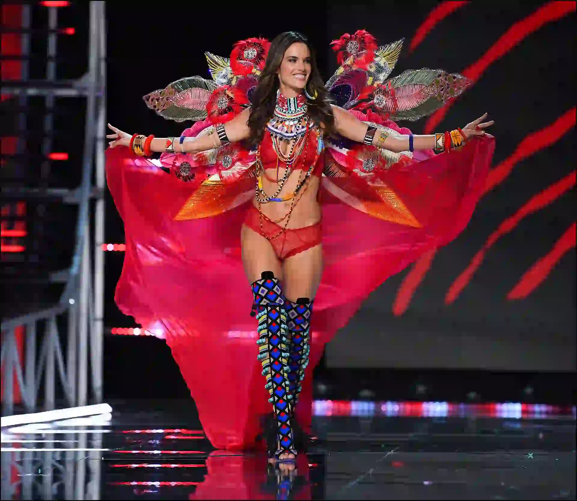 Alessandra Ambrosio cuelga sus alas con un imponente desfile de Victoria´s Secret en Shanghai