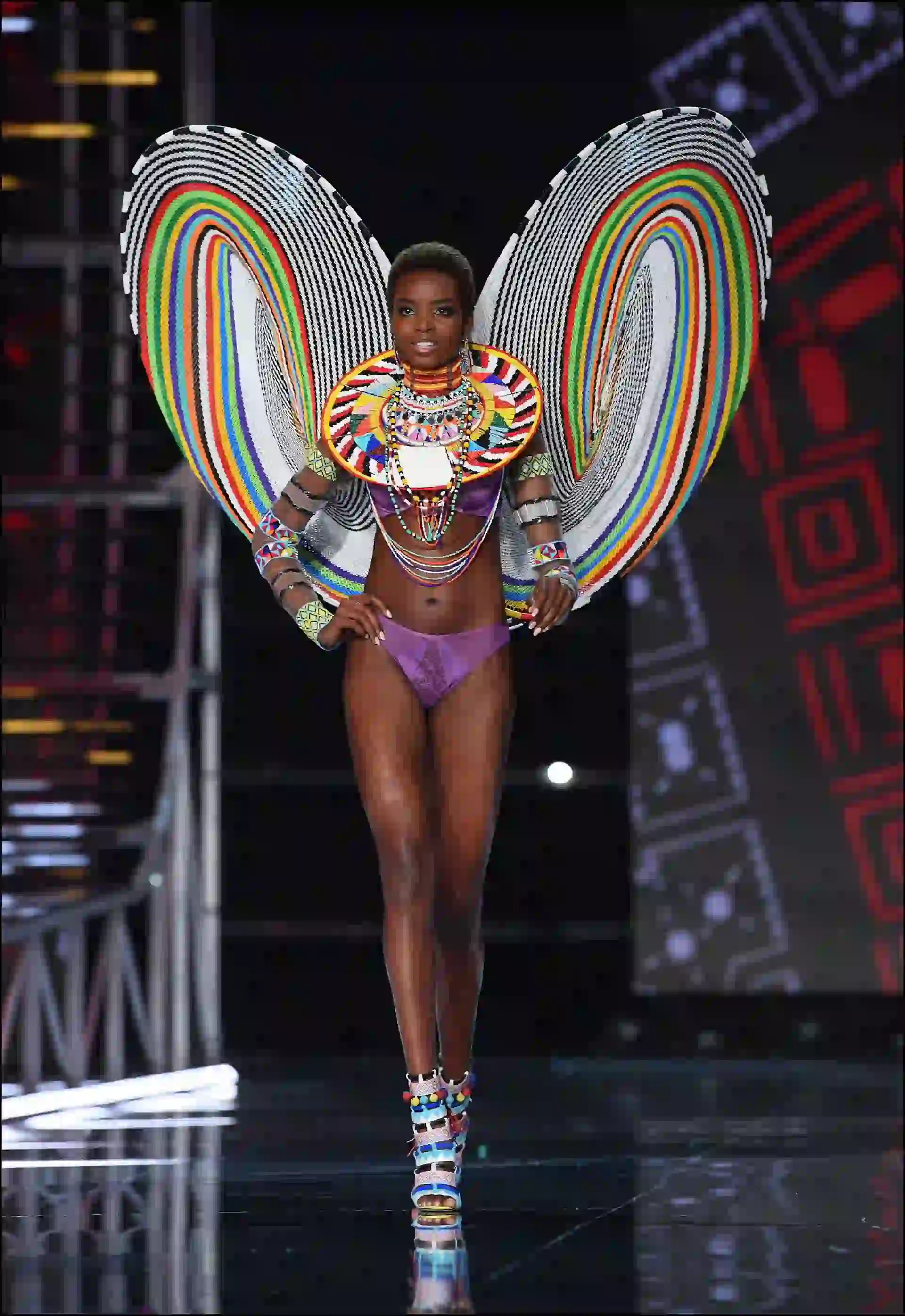 Maria Borges desplegando las imponentes alas características de la firma de lencería