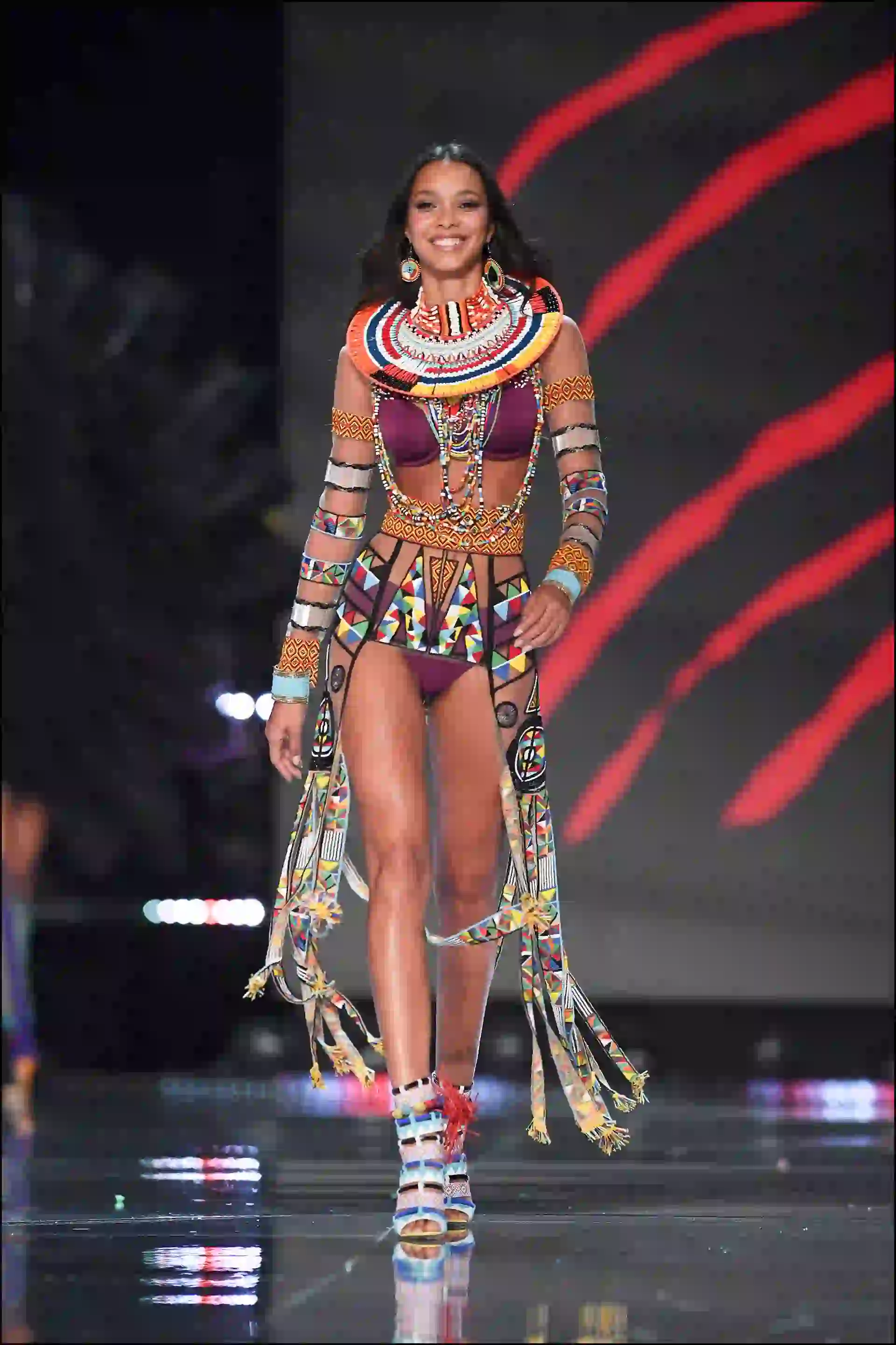 Lais Ribeiro desfilando con un look inspirado en la cultural oriental