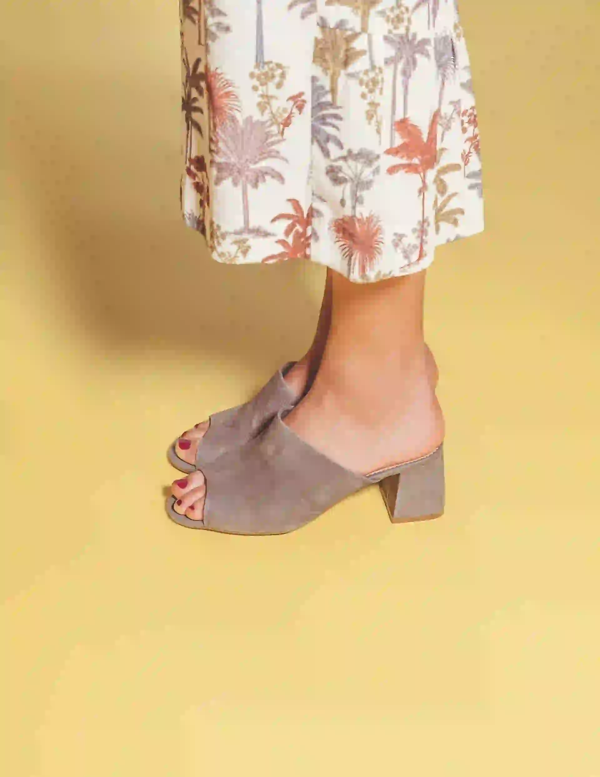 Pantacourt estampado ($ 2.950, Carmela Achaval) y zuecos de gamuza ($ 2.100, Hush Puppies). Fotos Juanma Rodríguez/ Para Ti