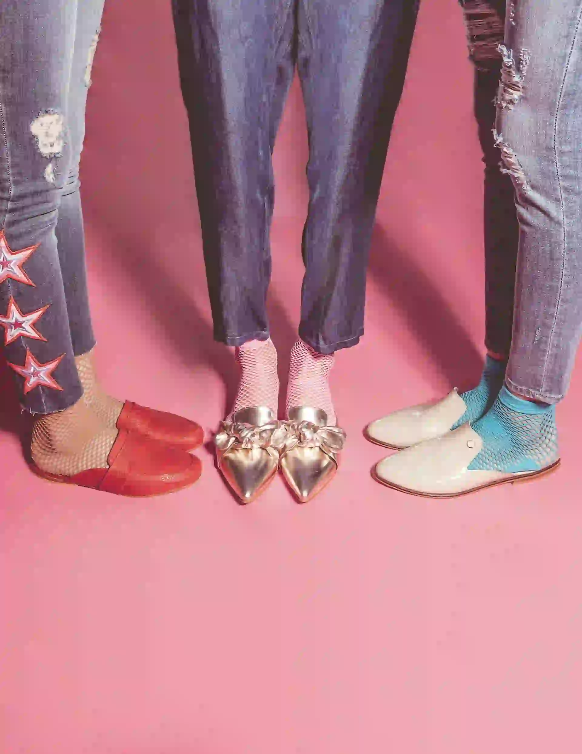 1. Jean chupín con estrellas bordadas ($ 2.799, Melocotón), soquetes de red (Mora) y slippers de cuero ($ 1.290, XL Extra Large). 2. Babucha de jean ($ 1.200, Estancias), soquetes de red y slippers de cuero metalizados con nudo (Domani). 3. Jean chupín con roturas ($ 2.749, Levi’s), soquetes de red (Mora) y slippers de cuero charolado ($ 2.000, Viamo).  Fotos Juanma Rodríguez/ Para Ti 