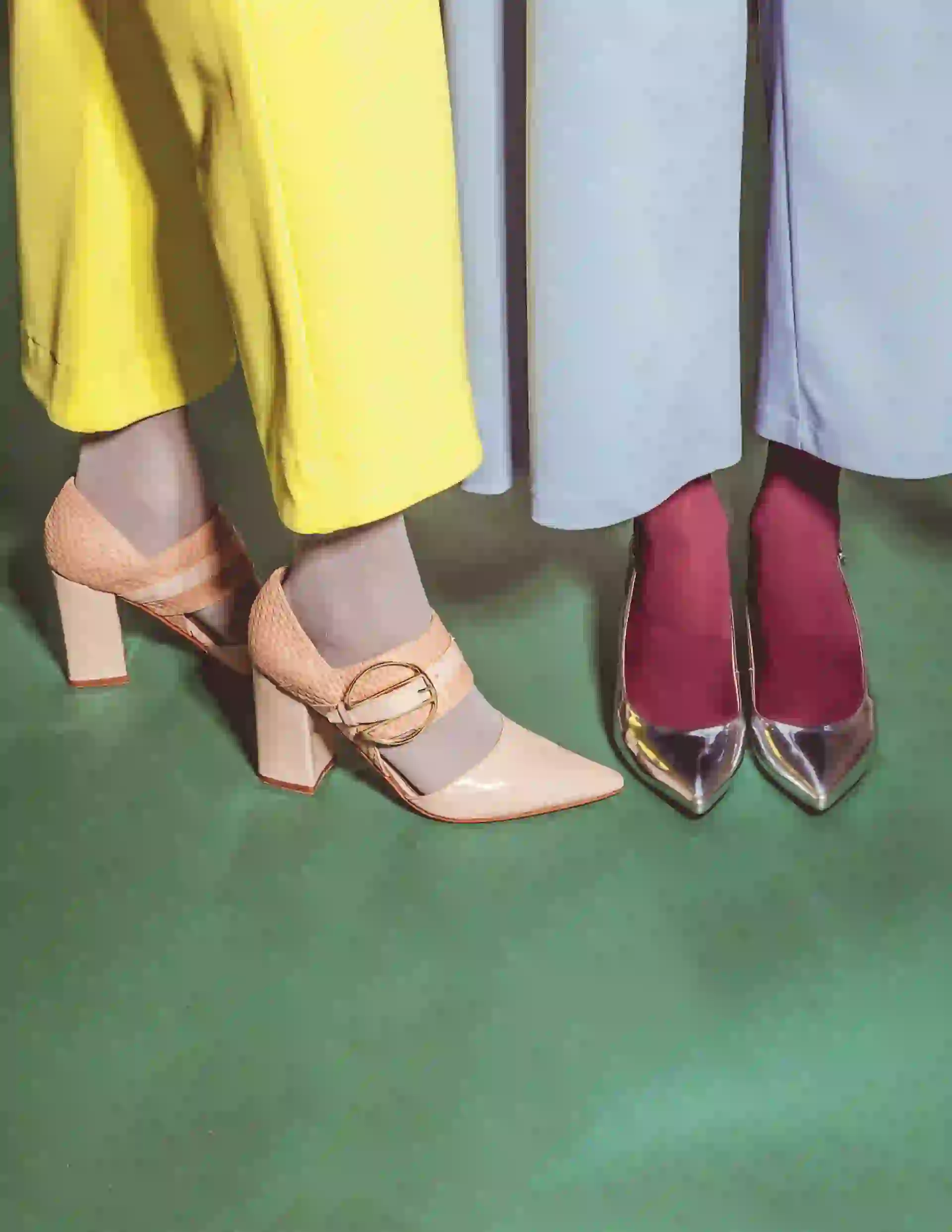 1. Pantacourt de crepé ($ 1.980, Tucci), medias (Mora) y stilettos de cuero con hebilla ($ 5.700, Saverio Di Ricci). 2.Pantacourt de crepé ($ 2.249, Melocotón), medias y stilettos de cuero charolado ($ 2.790, Prüne). Fotos Juanma Rodríguez/ Para Ti